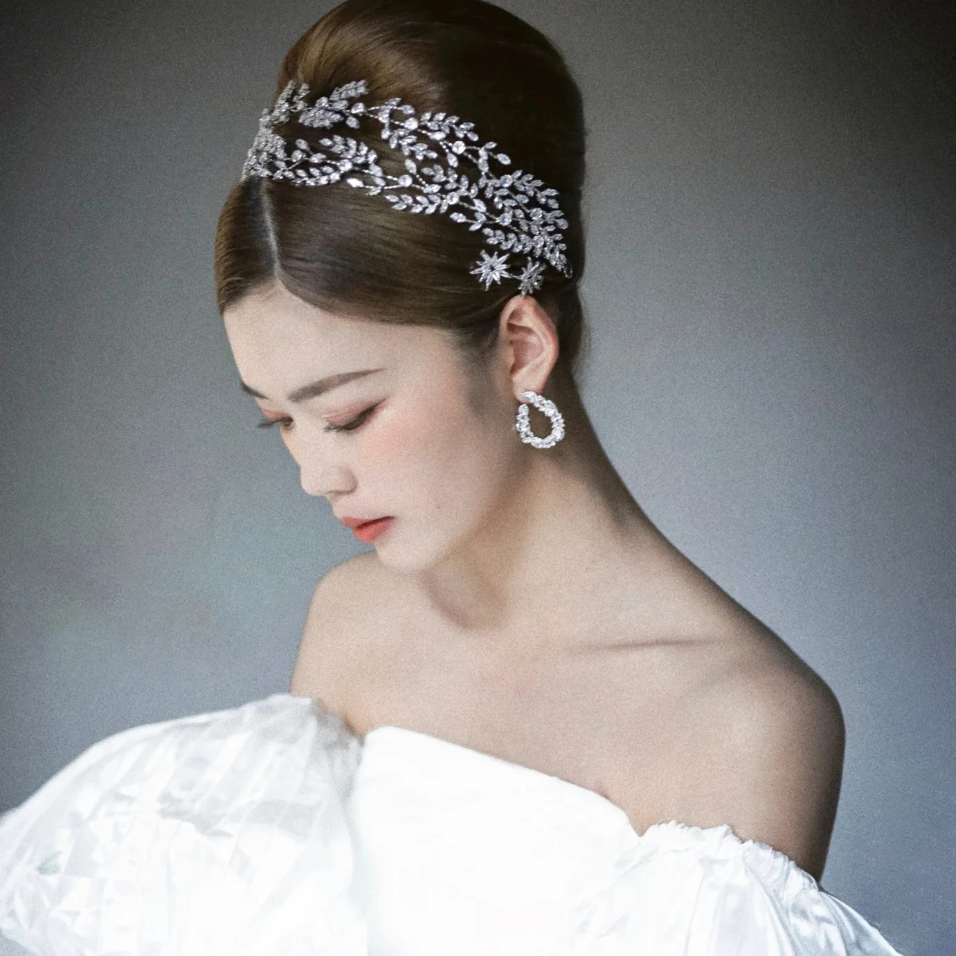Korean Style Shiny Zircon Bride Wedding Hairband Simple Branch Hairband Headwear for Dress And Makeup Matching Hair Accessories
Korean Style Shiny Zircon Bride Wedding Hairband Simple Branch Hairband Headwear for Dress And Makeup Matching Hair Accessories
