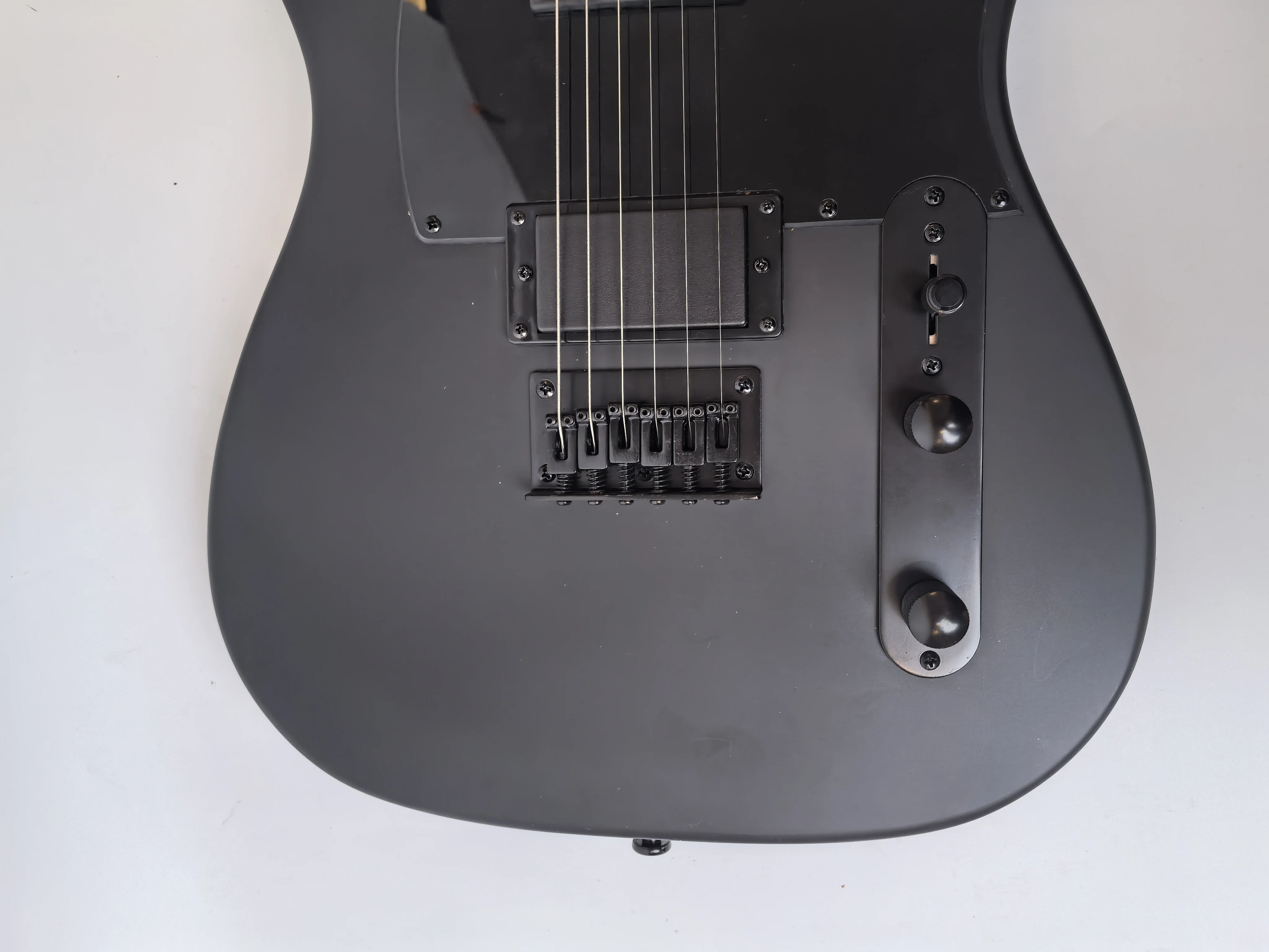 Factory direct sale, customizable, 6-string Augustine electric guitar, matte black, order and ship immediately.Goods in stock。
Factory direct sale, customizable, 6-string Augustine electric guitar, matte black, order and ship immediately.Goods in stock。