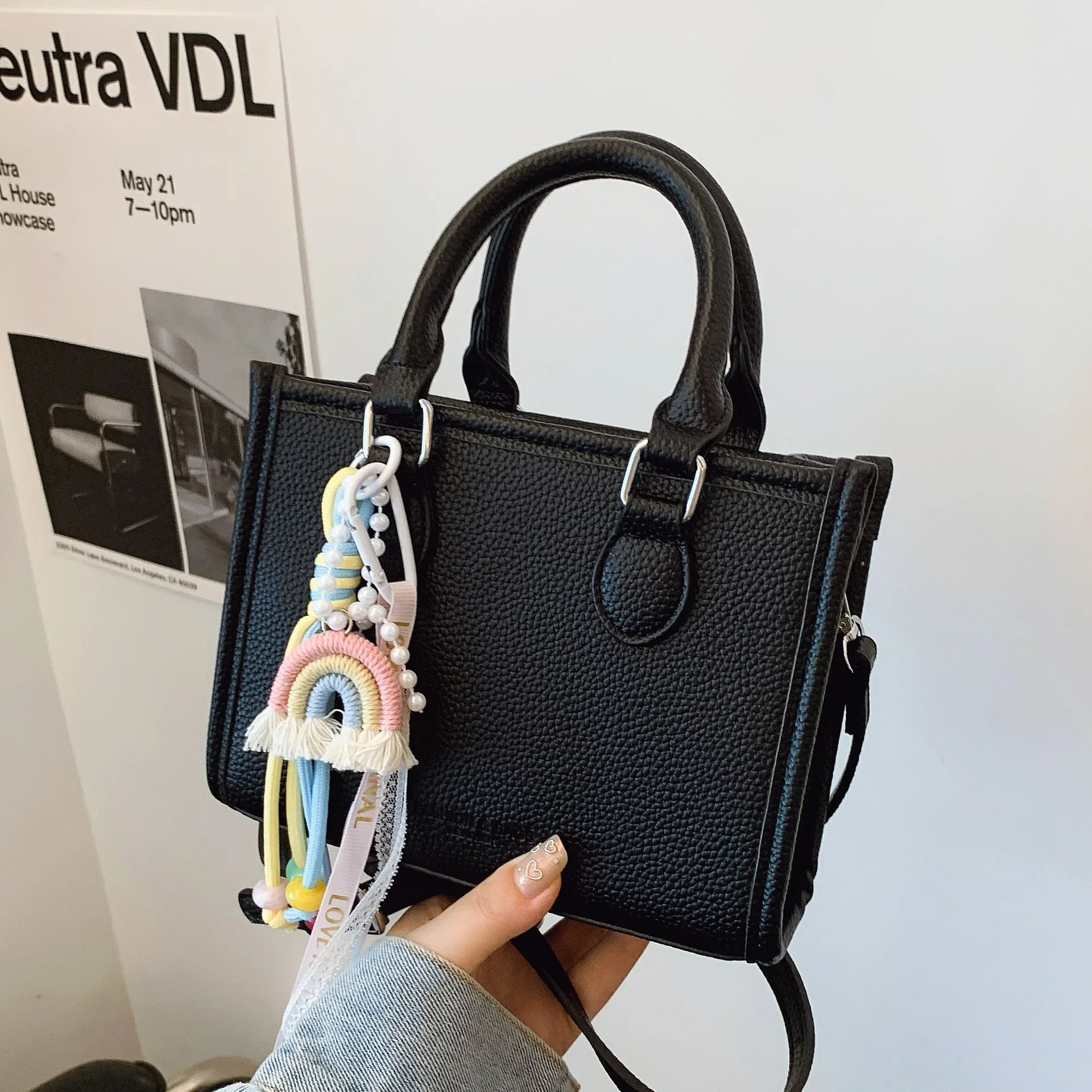 Korean Soft Leather Small Handbags 2025 New Solid Color Commuter Square Crossbody Bag Lady Fashion Shoulder Bags
Korean Soft Leather Small Handbags 2025 New Solid Color Commuter Square Crossbody Bag Lady Fashion Shoulder Bags