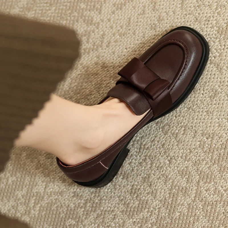 Женские туфли на плоской подошве в стиле ретро, 2025 г., повседневные женские лоферы без шнуровки с узлом-бабочкой, новые элегантные удобные мягкие женские туфли на плоской подошве в британском стиле
Женские туфли на плоской подошве в стиле ретро, 2025 г., повседневные женские лоферы без шнуровки с узлом-бабочкой, новые элегантные удобные мягкие женские туфли на плоской подошве в британском стиле