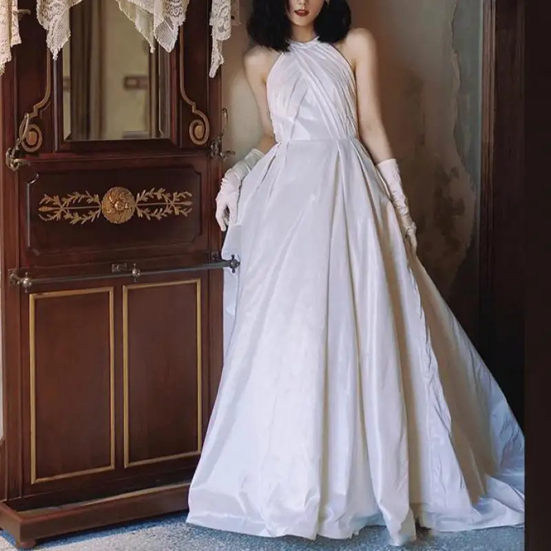 Fashion Halter Wedding Dresses New Sleeveless Bridal Dress With Small Train Sexy Backless Simple A Line Sukienka Na Wesele
Fashion Halter Wedding Dresses New Sleeveless Bridal Dress With Small Train Sexy Backless Simple A Line Sukienka Na Wesele