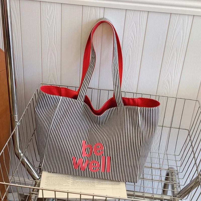 Женские сумки люксового бренда, натуральная кожа с шикарным тиснением, компактный размер, но практичный, отличная идея для подарка 
Женские сумки люксового бренда, натуральная кожа с шикарным тиснением, компактный размер, но практичный, отличная идея для подарка