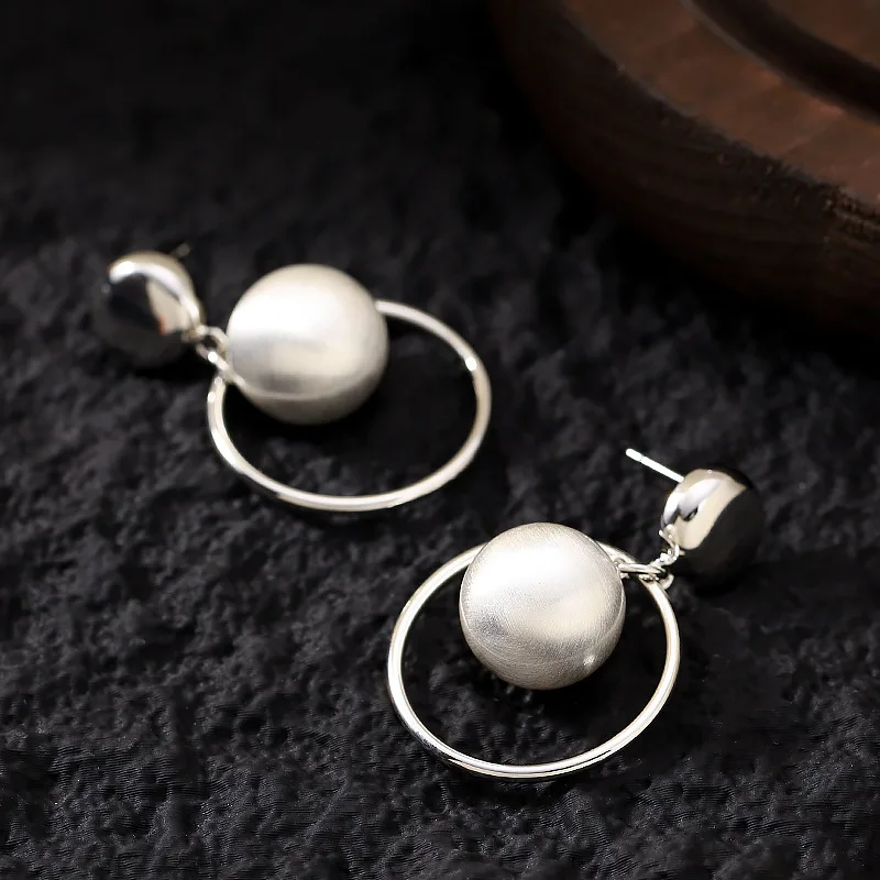Fashionable, exquisite, exaggerated bright silver matte round ball geometric earrings, elegant, simple and high-end earrings
Fashionable, exquisite, exaggerated bright silver matte round ball geometric earrings, elegant, simple and high-end earrings