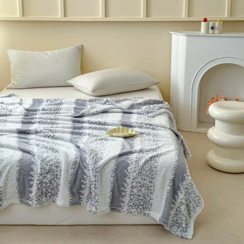 New Cationic Jacquard Snowflake Stripe Blanket--A soft sofa blanket/office blanket for all seasons, suitable for warm naps, skin
New Cationic Jacquard Snowflake Stripe Blanket--A soft sofa blanket/office blanket for all seasons, suitable for warm naps, skin