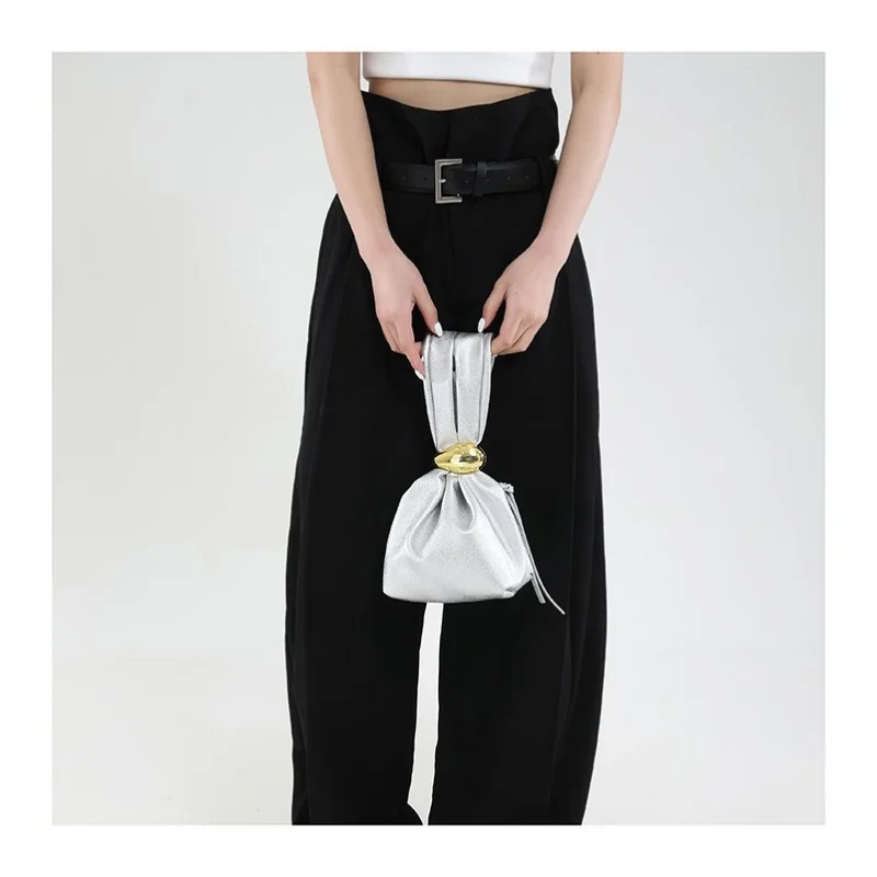 Женская сумка-мессенджер, изготовленная из полоса и гладкой кожи, элегантная, высококачественная, прочная, просторная, мягкая, в современном стиле
Женская сумка-мессенджер, изготовленная из полоса и гладкой кожи, элегантная, высококачественная, прочная, просторная, мягкая, в современном стиле 