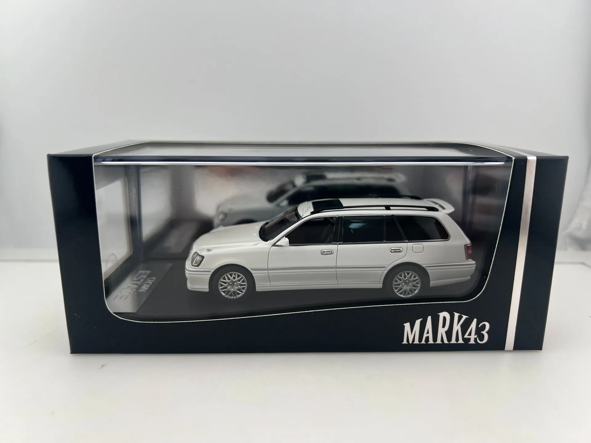 Литой под давлением MARK43 масштаб 1/43 Toyota Crown Touring с задним крылом 3,0, модель автомобиля из смолы, Коллекционная игрушка, подарок, сувенир, украшение для дисплея 
Литой под давлением MARK43 масштаб 1/43 Toyota Crown Touring с задним крылом 3,0, модель автомобиля из смолы, Коллекционная игрушка, подарок, сувенир, украшение для дисплея