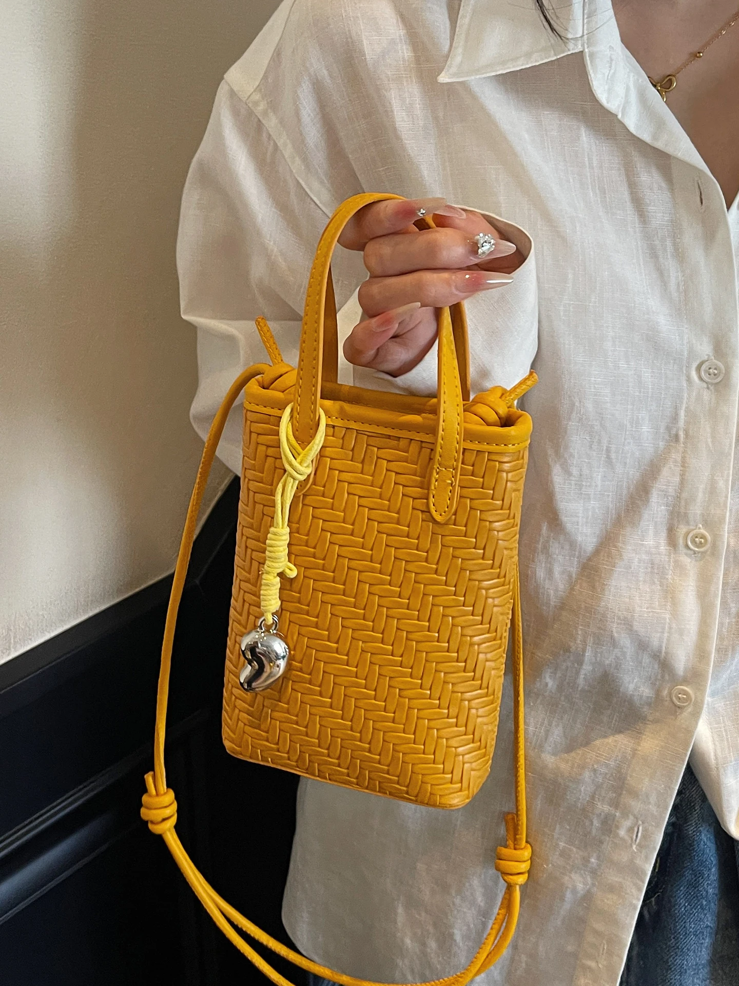 Trendy Silver Bucket Bag Women's Commuter Crossbody Phone Bag Soft Handbag Casual Style Magnetic Buckle Closure Daily Use
Trendy Silver Bucket Bag Women's Commuter Crossbody Phone Bag Soft Handbag Casual Style Magnetic Buckle Closure Daily Use