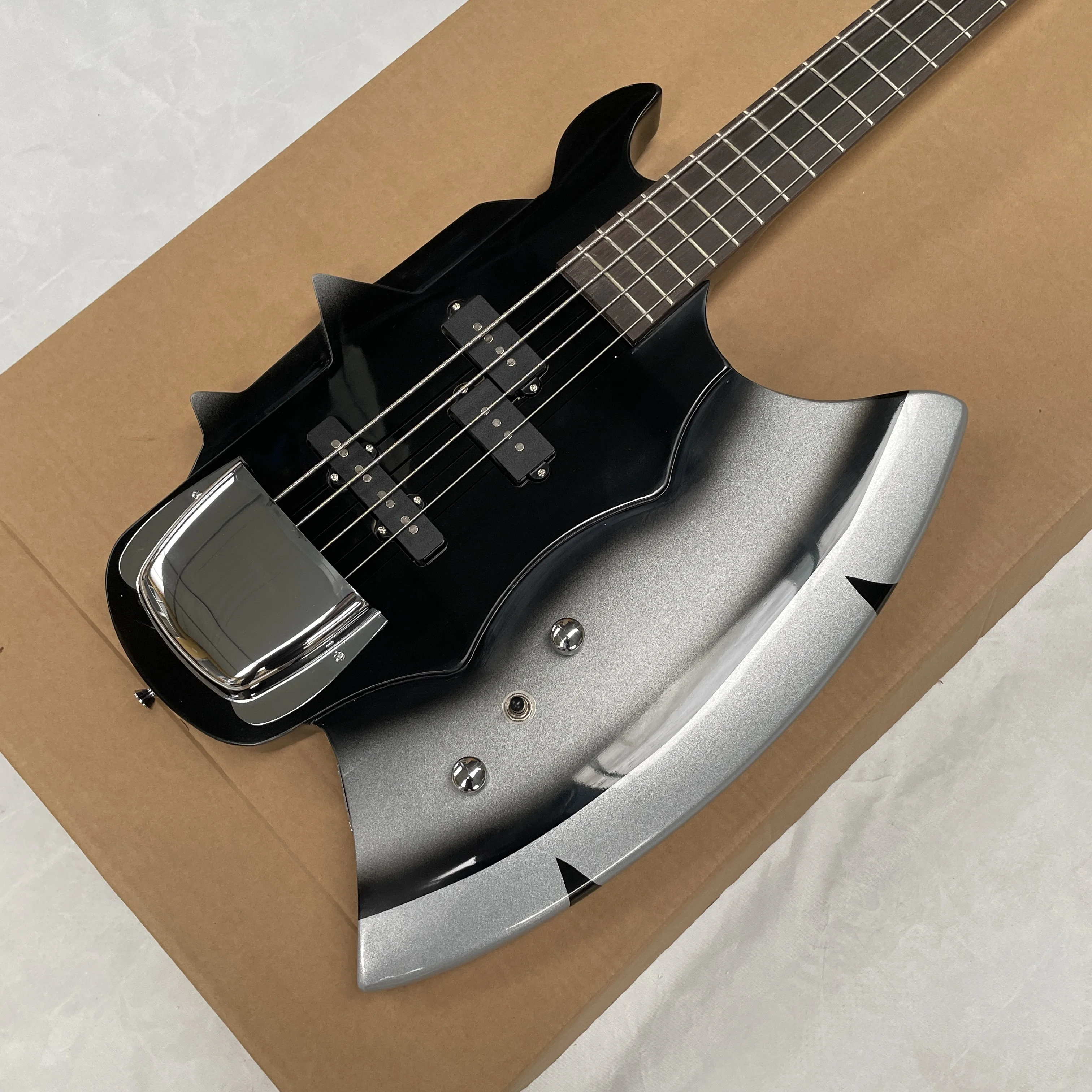 Электрогитара Axe Bass, отличающаяся чётким, мягким и плавным звучанием. Электробас-гитара для начинающих.
Электрогитара Axe Bass, отличающаяся чётким, мягким и плавным звучанием. Электробас-гитара для начинающих.