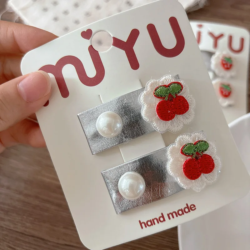 Боковые заколки для волос для малышей в корейском стиле, серебряные заколки из искусственной кожи с вышивкой вишни, милые готические заколки для маленьких девочек, подарок на день рождения, комплект из 2 предметов
Боковые заколки для волос для малышей в корейском стиле, серебряные заколки из искусственной кожи с вышивкой вишни, милые готические заколки для маленьких девочек, подарок на день рождения, комплект из 2 предметов