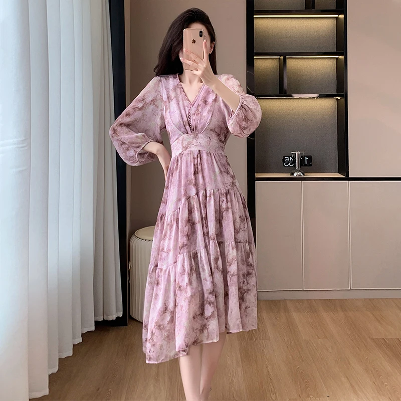 2024 Summer Purple Flower Print Chiffon Dress New French Women Beading V Neck Lantern Sleeve High Elastic Waist Midi Clothes
2024 Summer Purple Flower Print Chiffon Dress New French Women Beading V Neck Lantern Sleeve High Elastic Waist Midi Clothes
