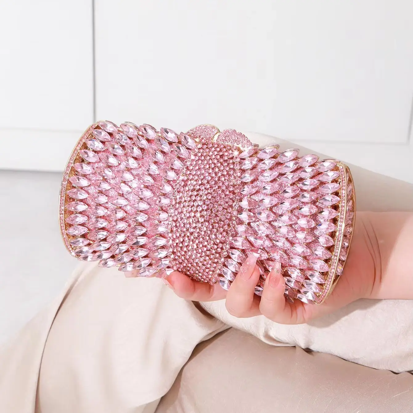 Diamond-Encrusted Clutch Evening Gift Clothing Banquet Bag High-end Crystal Women's Bag Luxury Designer Handbags Fashion Clutch
Diamond-Encrusted Clutch Evening Gift Clothing Banquet Bag High-end Crystal Women's Bag Luxury Designer Handbags Fashion Clutch