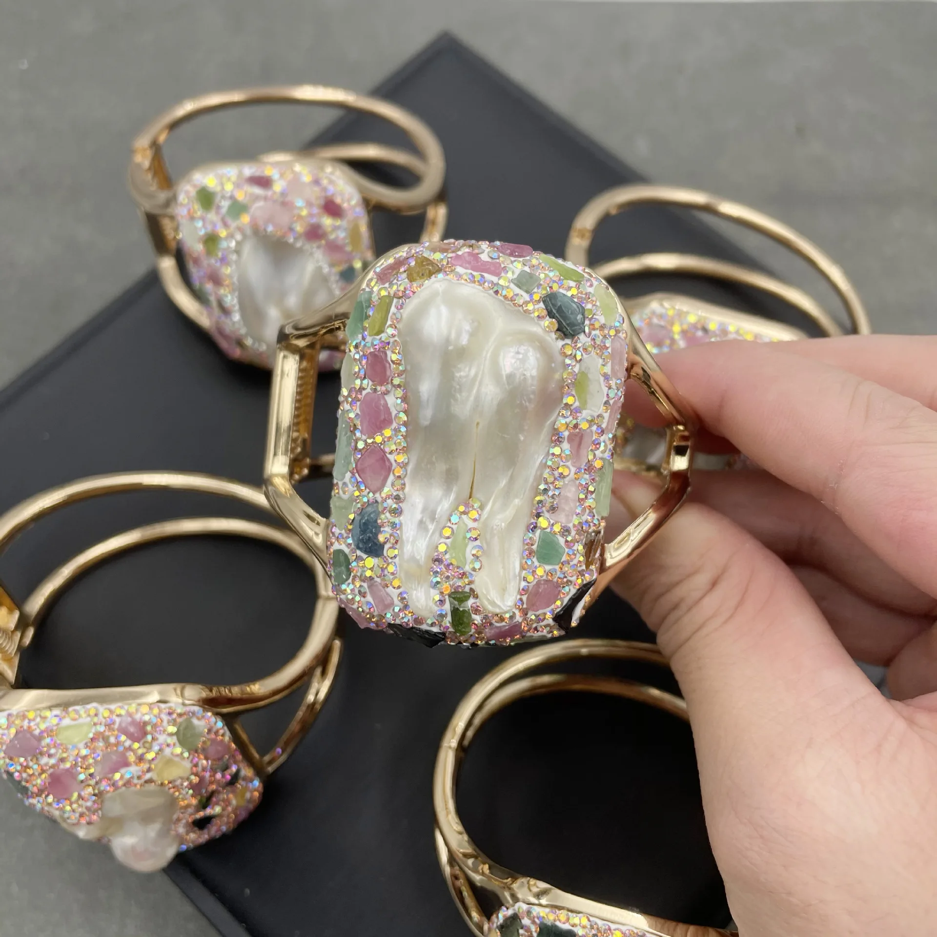 Natural Baroque special-shaped pearl bracelet European personality Czech amethyst tourmaline hand environmentally friendly color
Natural Baroque special-shaped pearl bracelet European personality Czech amethyst tourmaline hand environmentally friendly color