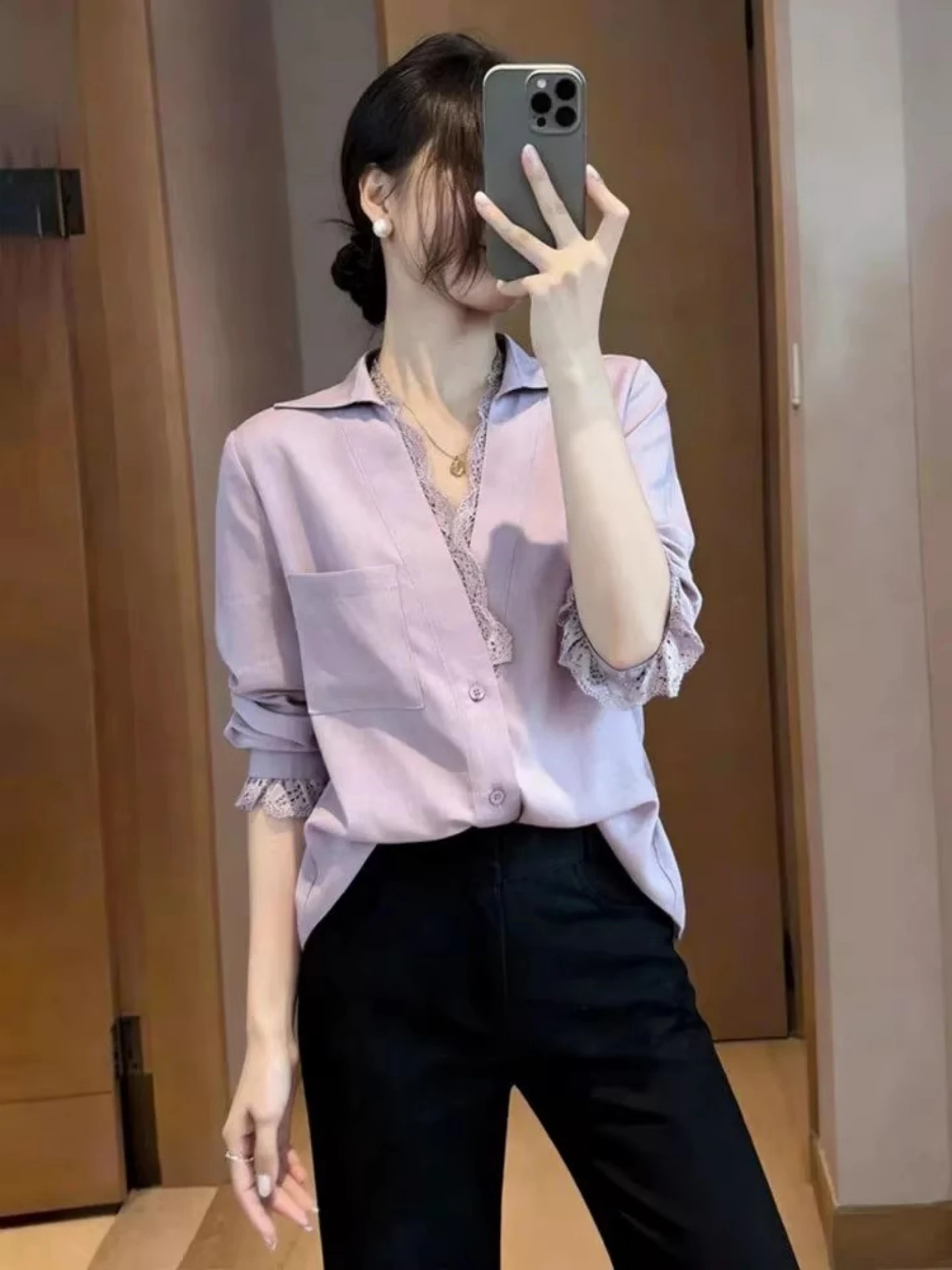 V-Neck Long Sleeve Lace Patchwork Shirt Women's Spring Autumn plus Size Slimming Base Layer Top Korean Style Commute Wind
V-Neck Long Sleeve Lace Patchwork Shirt Women's Spring Autumn plus Size Slimming Base Layer Top Korean Style Commute Wind