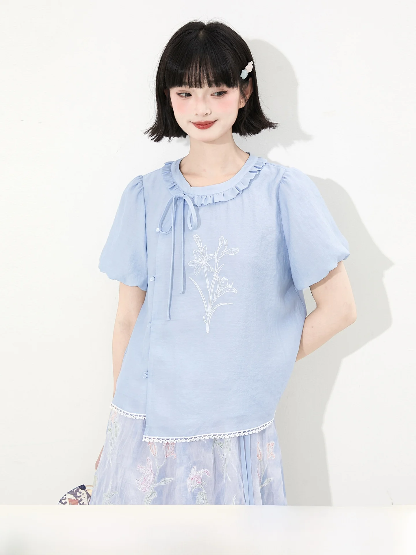 Женская блузка в китайском стиле с вышивкой, рукавами-фонариками, асимметричной застежкой на пуговицах, из ацетатного вискозного материала, свободного кроя, с круглым вырезом, коротким рукавом.
Женская блузка в китайском стиле с вышивкой, рукавами-фонариками, асимметричной застежкой на пуговицах, из ацетатного вискозного материала, свободного кроя, с круглым вырезом, коротким рукавом.