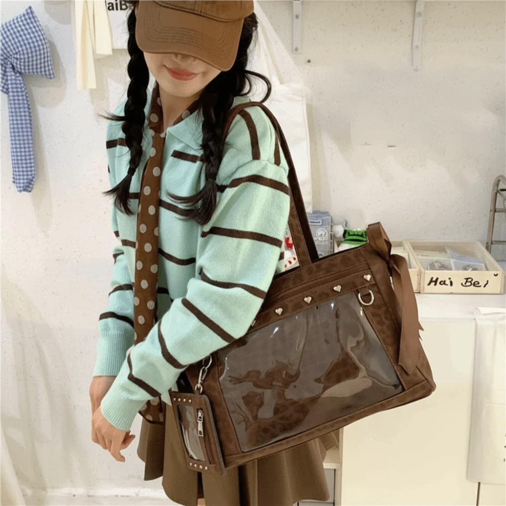 Casual Harajuku Bow Rivet Itabag Y2K Idol Merchandise Storage Ulzzang Ita Bag Solid Color Badge Display Anime Tote Bag Girl
Casual Harajuku Bow Rivet Itabag Y2K Idol Merchandise Storage Ulzzang Ita Bag Solid Color Badge Display Anime Tote Bag Girl