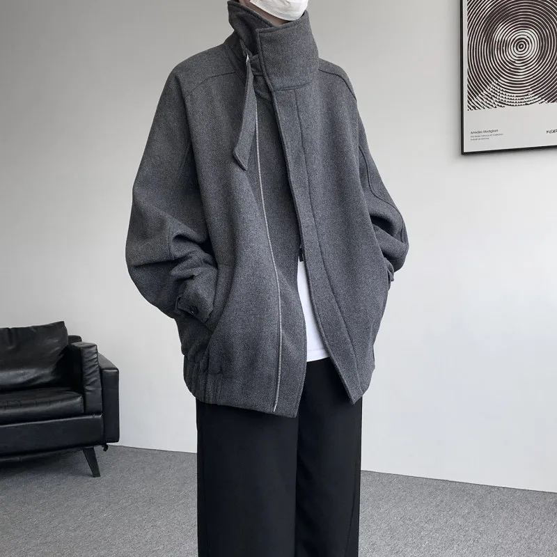 American Style Thickened Stand Collar Woolen Jacket Men's Cleanfit Loose Winter Coat Windproof Grey Woolen Outerwear
American Style Thickened Stand Collar Woolen Jacket Men's Cleanfit Loose Winter Coat Windproof Grey Woolen Outerwear