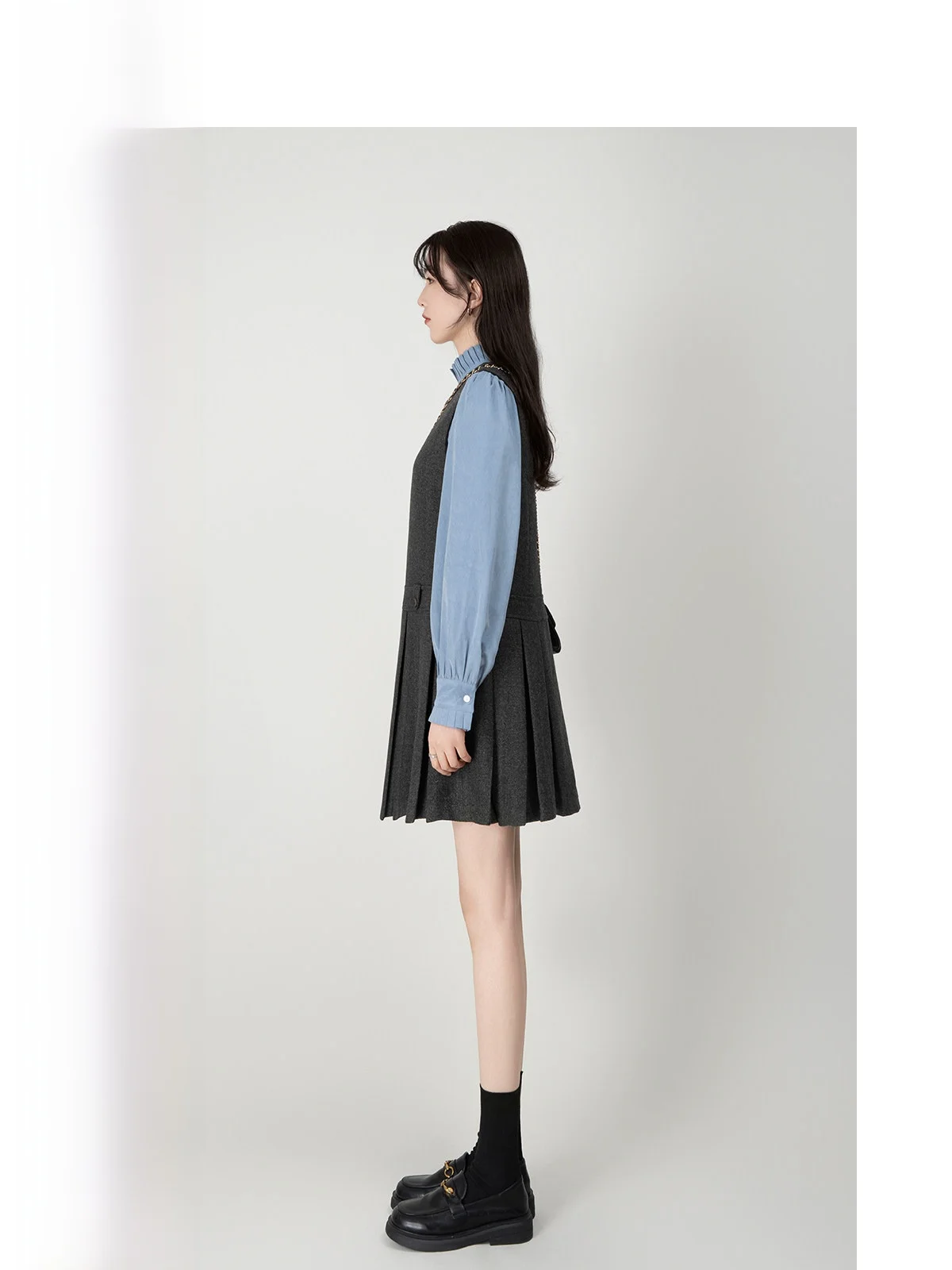 Модный женский комплект из двух предметов: синяя рубашка и жилет в студенческом стиле, весенний, омолаживающий образ
Модный женский комплект из двух предметов: синяя рубашка и жилет в студенческом стиле, весенний, омолаживающий образ