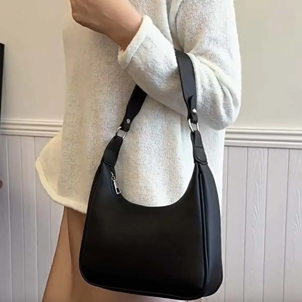 Smooth Wide Strap PU Hobo Bag Black Solid Color French Underarm Bag Polyester Large Capacity Texture Handbag Party
Smooth Wide Strap PU Hobo Bag Black Solid Color French Underarm Bag Polyester Large Capacity Texture Handbag Party
