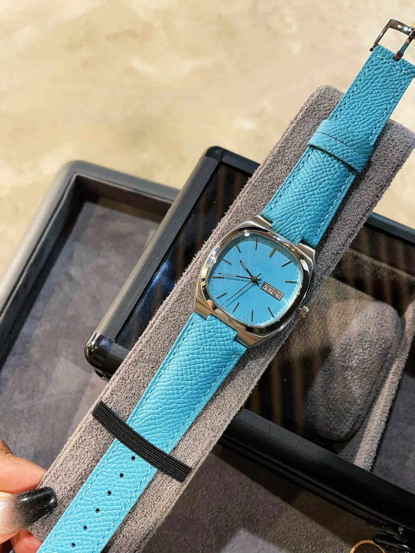 Women's Vintage Square Quartz Watch with Colorful Dial and Leather Strap, Dual Calendar Display, and Soft Leather Strap—A Simple and Stylish Women's Watch
Women's Vintage Square Quartz Watch with Colorful Dial and Leather Strap, Dual Calendar Display, and Soft Leather Strap—A Simple and Stylish Women's Watch