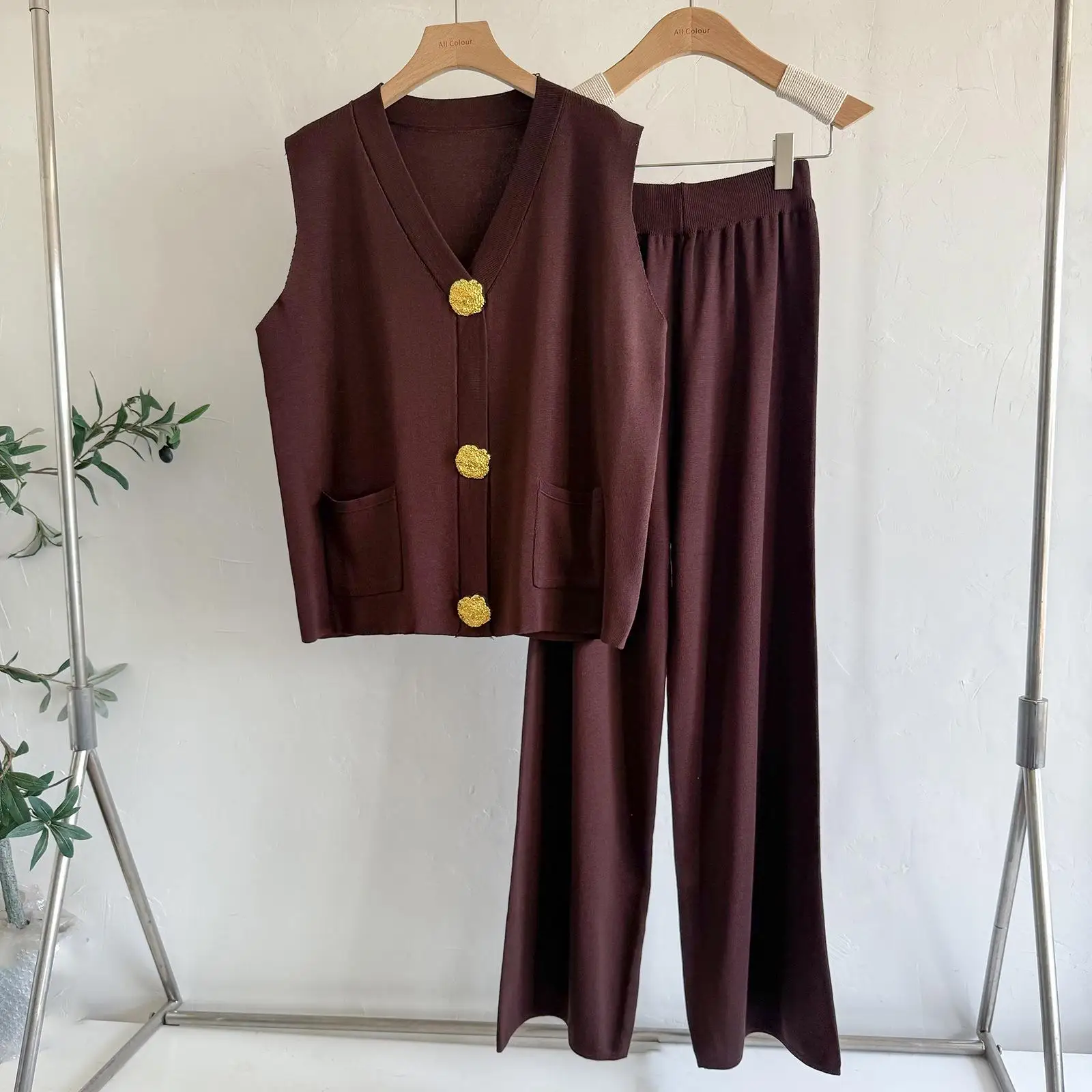 Свободный вязаный женский комплект: топ с V-образным вырезом и брюки с золотыми пуговицами, повседневный, удобный, дышащий, женский костюм-двойка
Свободный вязаный женский комплект: топ с V-образным вырезом и брюки с золотыми пуговицами, повседневный, удобный, дышащий, женский костюм-двойка