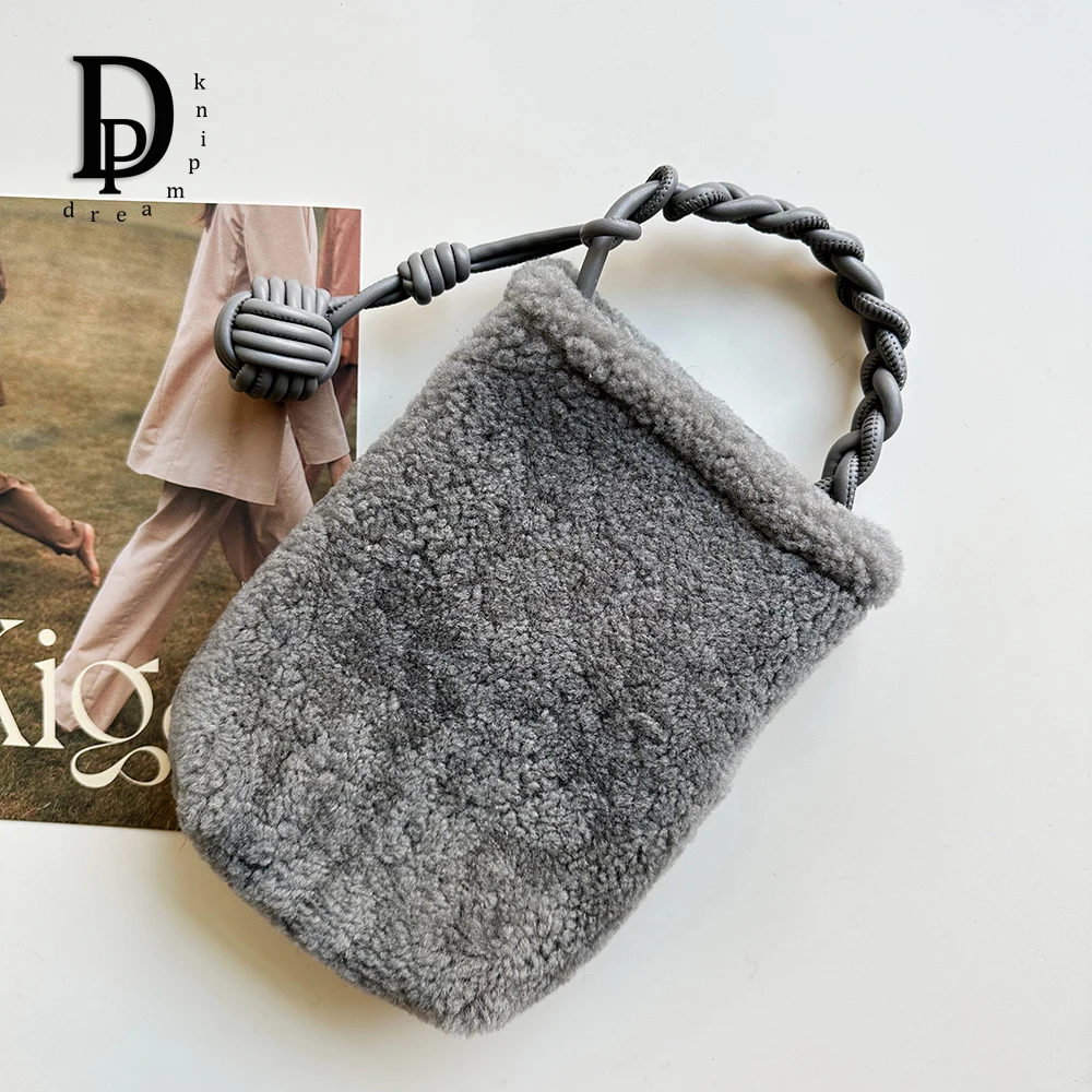 Роскошная женская маленькая сумка из овечьей шерсти из натуральной кожи, меховая сумка для телефона, модная зимняя женская меховая сумка через плечо
Роскошная женская маленькая сумка из овечьей шерсти из натуральной кожи, меховая сумка для телефона, модная зимняя женская меховая сумка через плечо