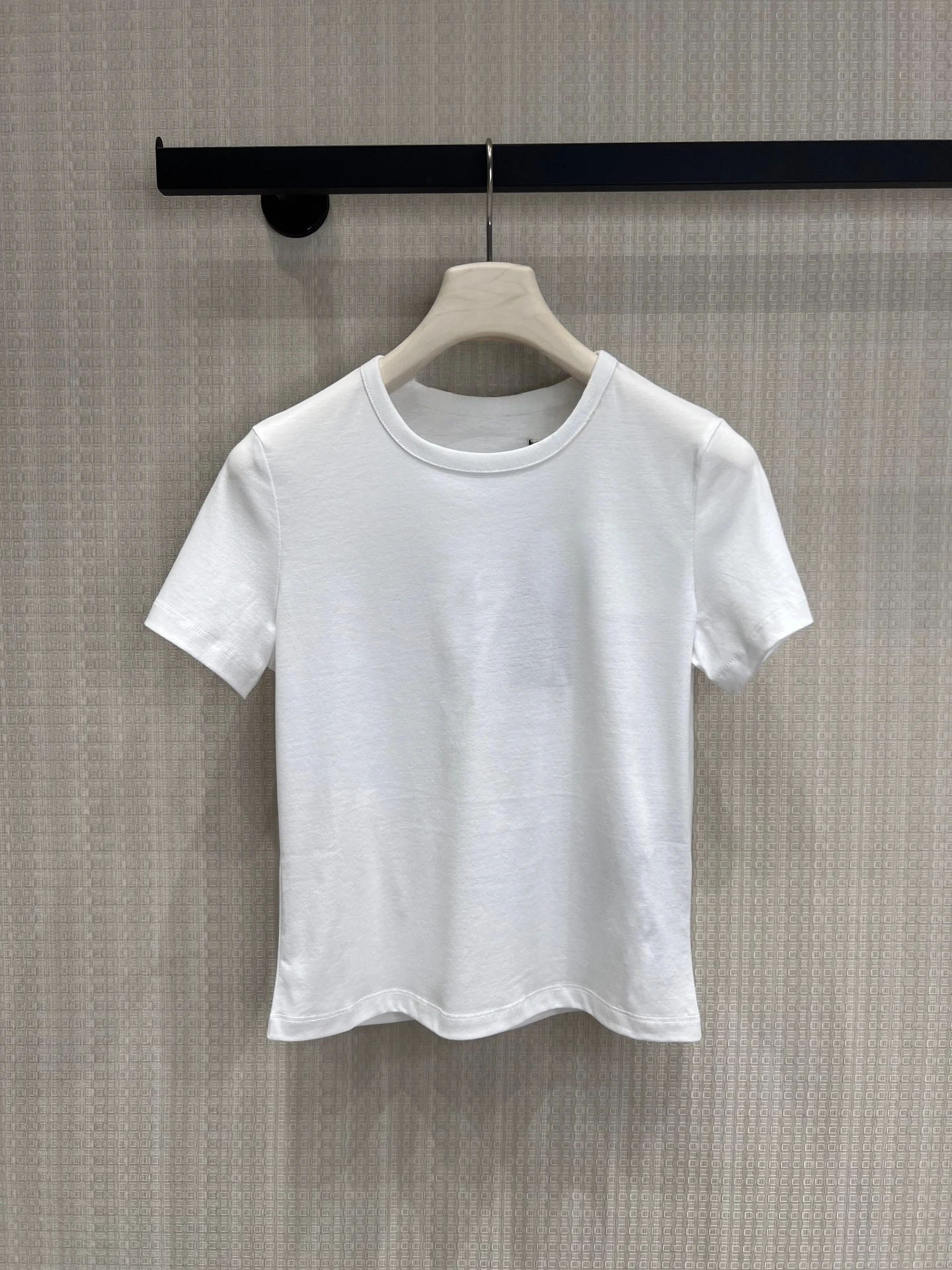 Elegant Short Sleeve T-Shirt Embroidered Letter Logo round Neck Basic Style Cotton Casual Fashion Age-Defying for Women
Elegant Short Sleeve T-Shirt Embroidered Letter Logo round Neck Basic Style Cotton Casual Fashion Age-Defying for Women