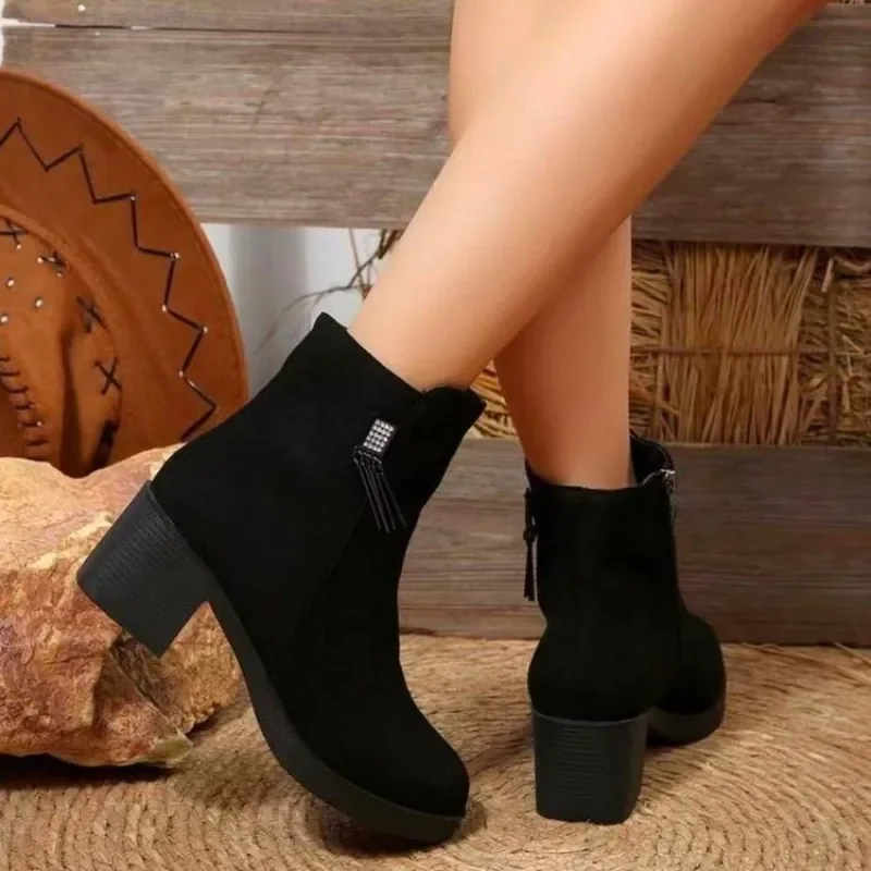 2025 New Cow Suede Booties Fashion Round Toe Side Zipper Rhinestone Buckle Soft Sole Non-slip Wear-resistant Block Heel Shoes
2025 New Cow Suede Booties Fashion Round Toe Side Zipper Rhinestone Buckle Soft Sole Non-slip Wear-resistant Block Heel Shoes