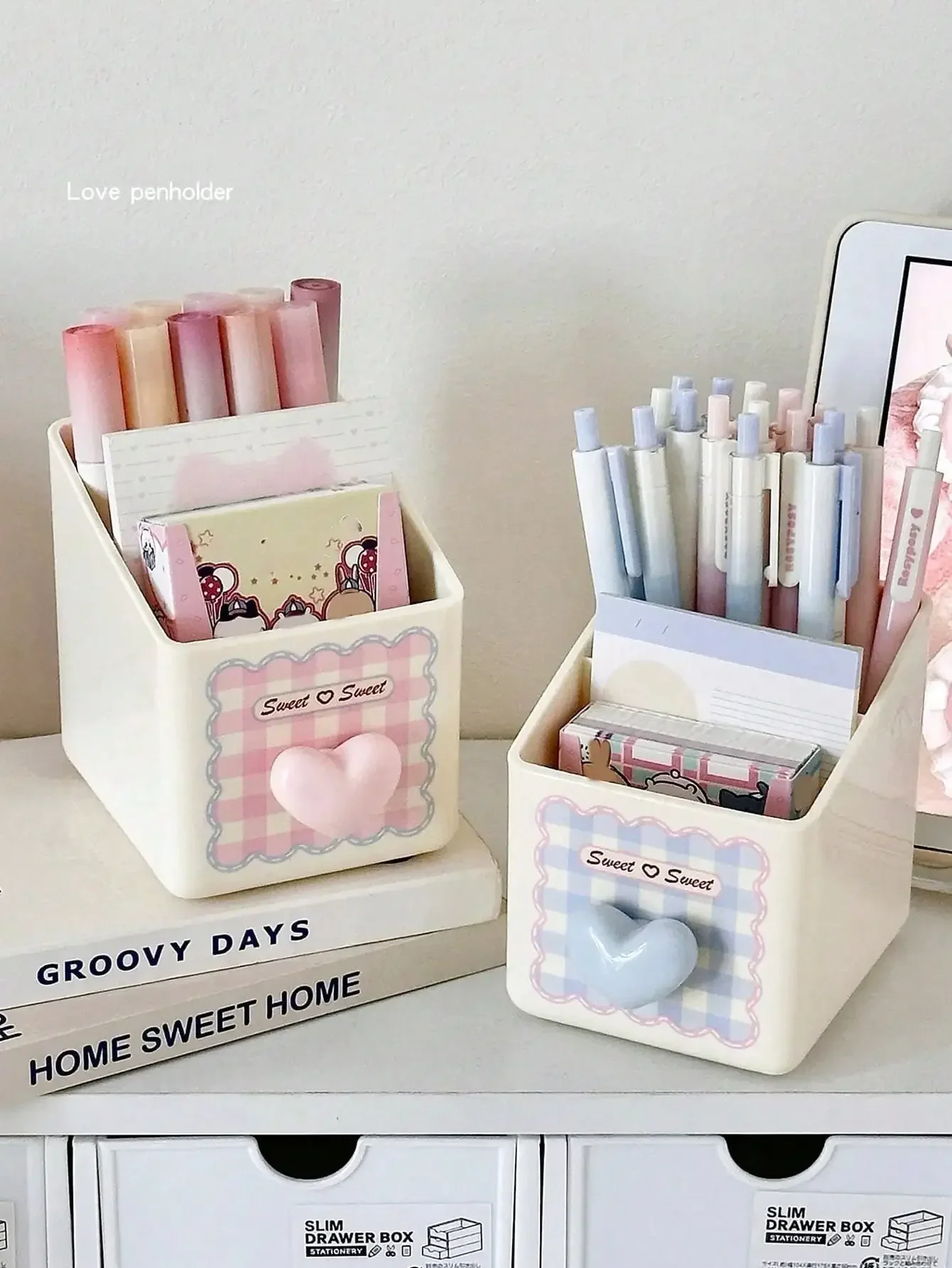 1pc Desktop Stationery Storage Box, Dual-Layer Design, Heart Pattern, Pen Holder, Large Capacity Makeup Brush Organizer, Suitable For Storing Stationery, Pens, Rulers, Great For Students Back To School And Office Supplies, Christmas Gift, Gift For Friends
1pc Desktop Stationery Storage Box, Dual-Layer Design, Heart Pattern, Pen Holder, Large Capacity Makeup Brush Organizer, Suitable For Storing Stationery, Pens, Rulers, Great For Students Back To School And Office Supplies, Christmas Gift, Gift For Friends