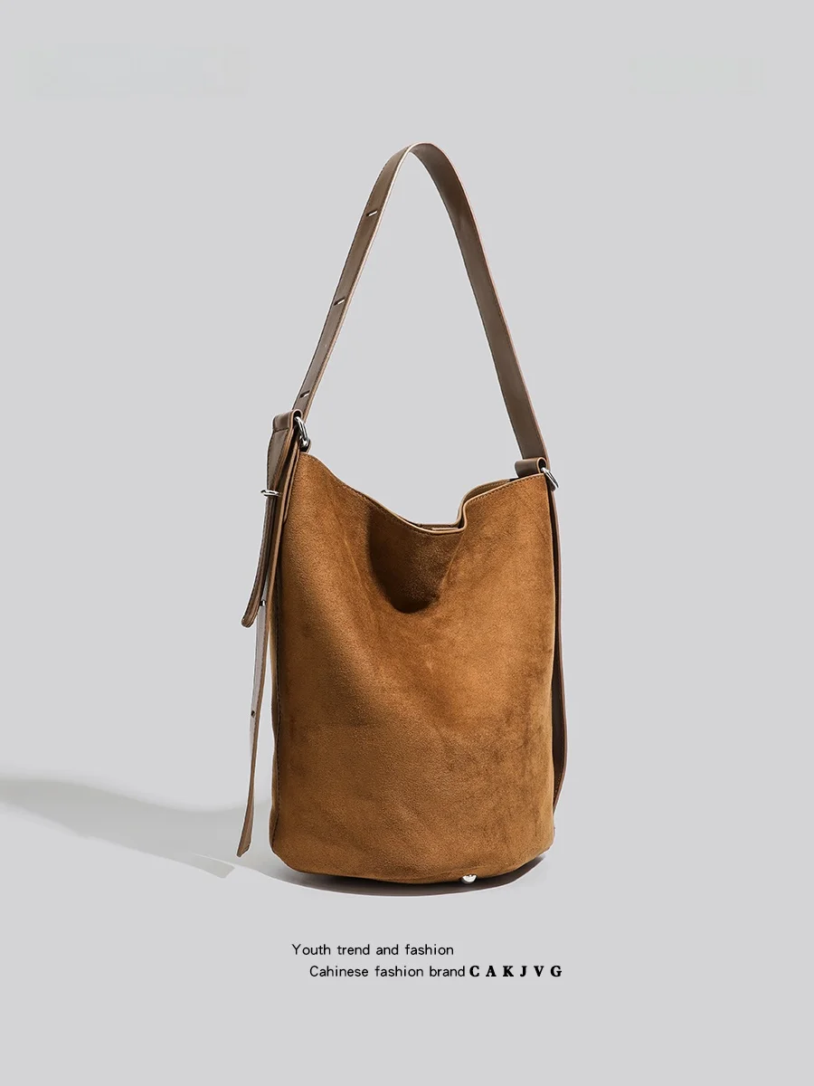 CAKJVG Original Suede Bucket Bag Women's Large Capacity Casual Versatile Single Shoulder Bag Soft Handle Magnetic Buckle Closure
CAKJVG Original Suede Bucket Bag Women's Large Capacity Casual Versatile Single Shoulder Bag Soft Handle Magnetic Buckle Closure