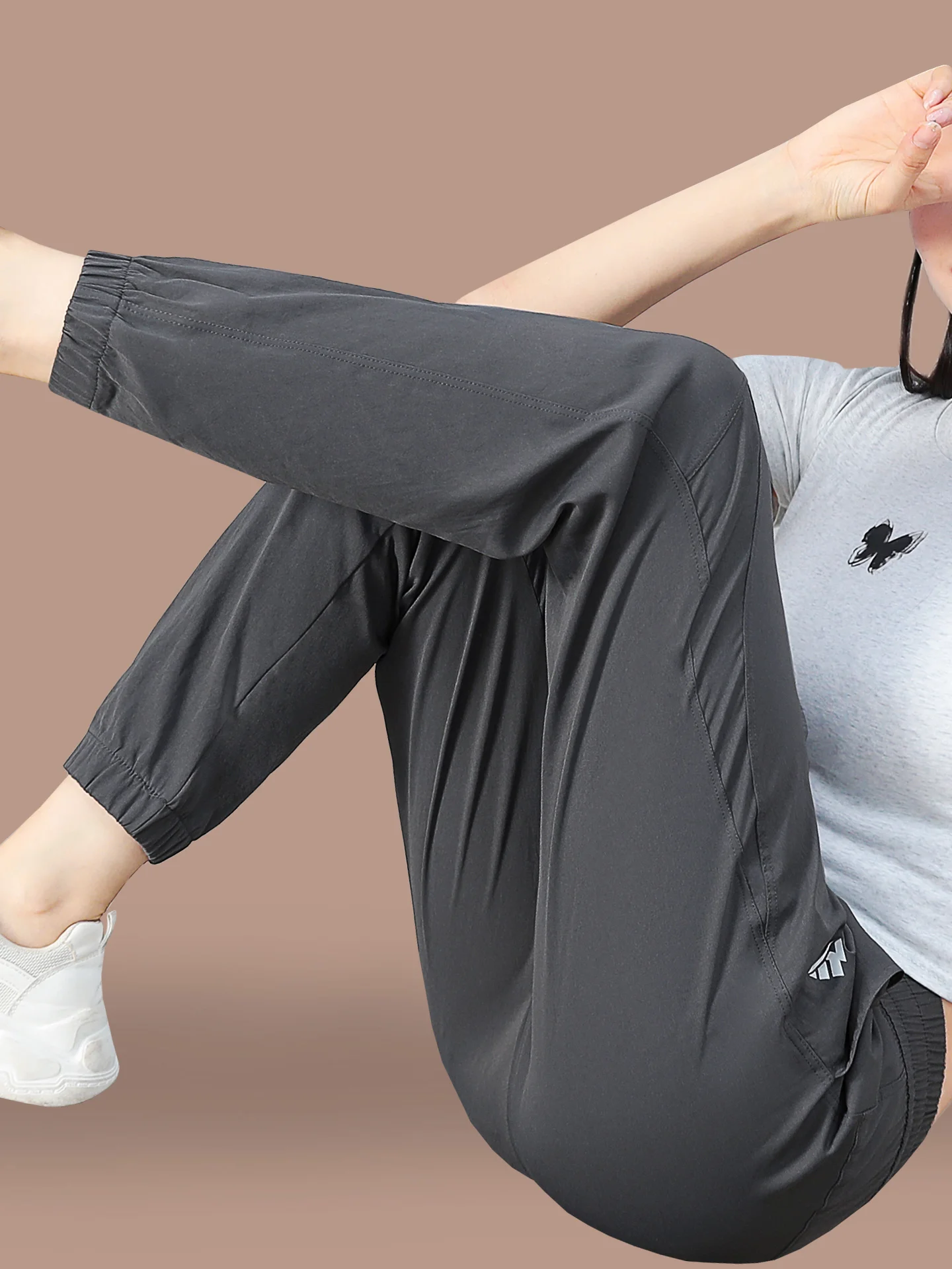 Спортивные брюки с высокой талией Qui Dry для женщин, летние тонкие повседневные брюки свободного кроя, удобные, дышащие, из полиэстера
Спортивные брюки с высокой талией Qui Dry для женщин, летние тонкие повседневные брюки свободного кроя, удобные, дышащие, из полиэстера