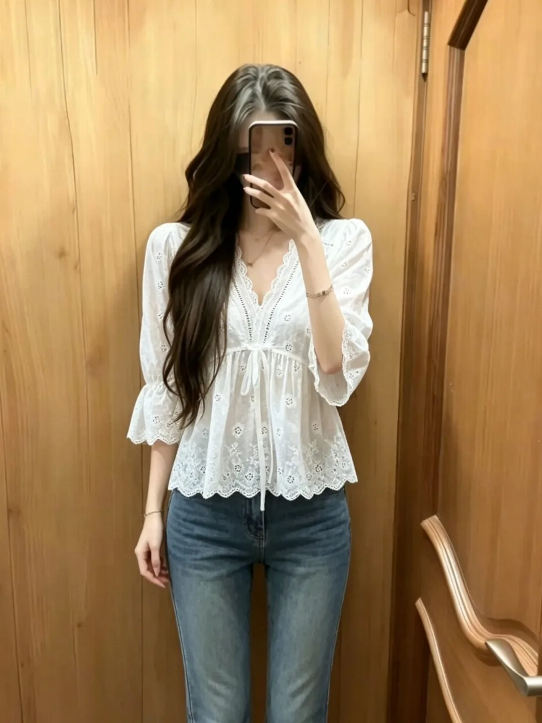 Elegant White Lace Shirt Women's Loose Fit V-Neck Half Sleeve Design Summer Slimming Top French Style Fashion Citywalk
Elegant White Lace Shirt Women's Loose Fit V-Neck Half Sleeve Design Summer Slimming Top French Style Fashion Citywalk