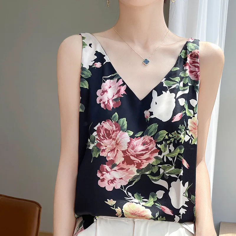 2025 Summer New Printed Halter Vest V-neck Temperament Solid Color Loose Temperament Inside Match
2025 Summer New Printed Halter Vest V-neck Temperament Solid Color Loose Temperament Inside Match