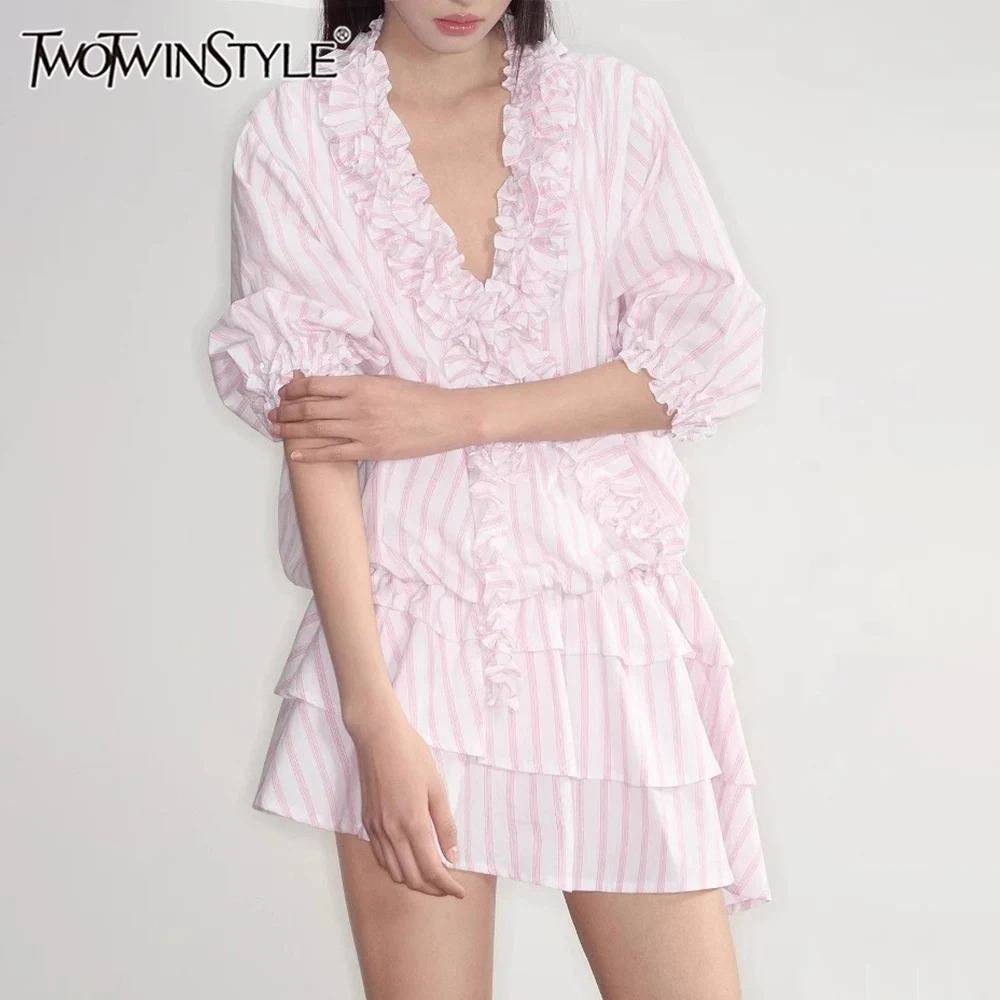 TWOTWINSTYLE Hit Color Slimming Dresses for Women V Neck Long Sleeve High Waist Spliced Appliques Dress Female Fashion
TWOTWINSTYLE Hit Color Slimming Dresses for Women V Neck Long Sleeve High Waist Spliced Appliques Dress Female Fashion