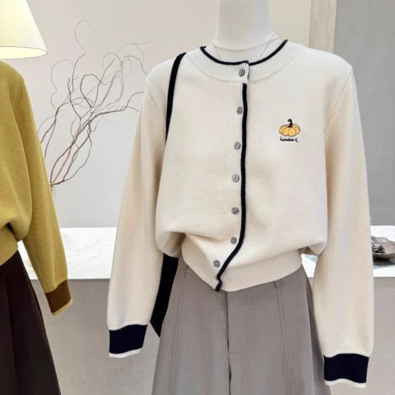 Корейский стиль, контрастный цвет, вышитый вязаный кардиган, куртка для женщин, осень-зима 2021, новый свитер с круглым вырезом, топ
Корейский стиль, контрастный цвет, вышитый вязаный кардиган, куртка для женщин, осень-зима 2021, новый свитер с круглым вырезом, топ