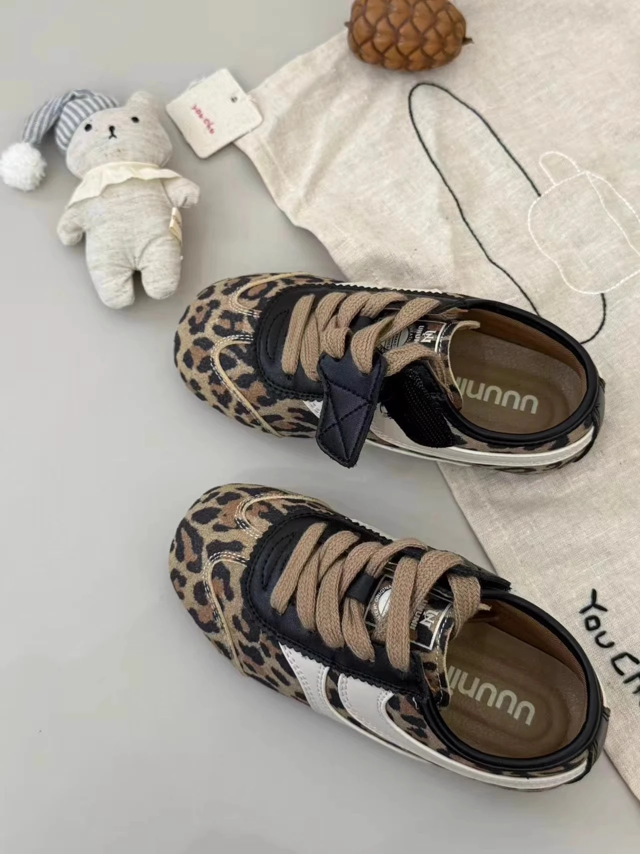 Новые модные кроссовки в стиле ретро с леопардовым принтом для девочек, детская повседневная обувь на плоской подошве, нескользящая удобная спортивная тренировочная обувь на шнуровке для детей
Новые модные кроссовки в стиле ретро с леопардовым принтом для девочек, детская повседневная обувь на плоской подошве, нескользящая удобная спортивная тренировочная обувь на шнуровке для детей