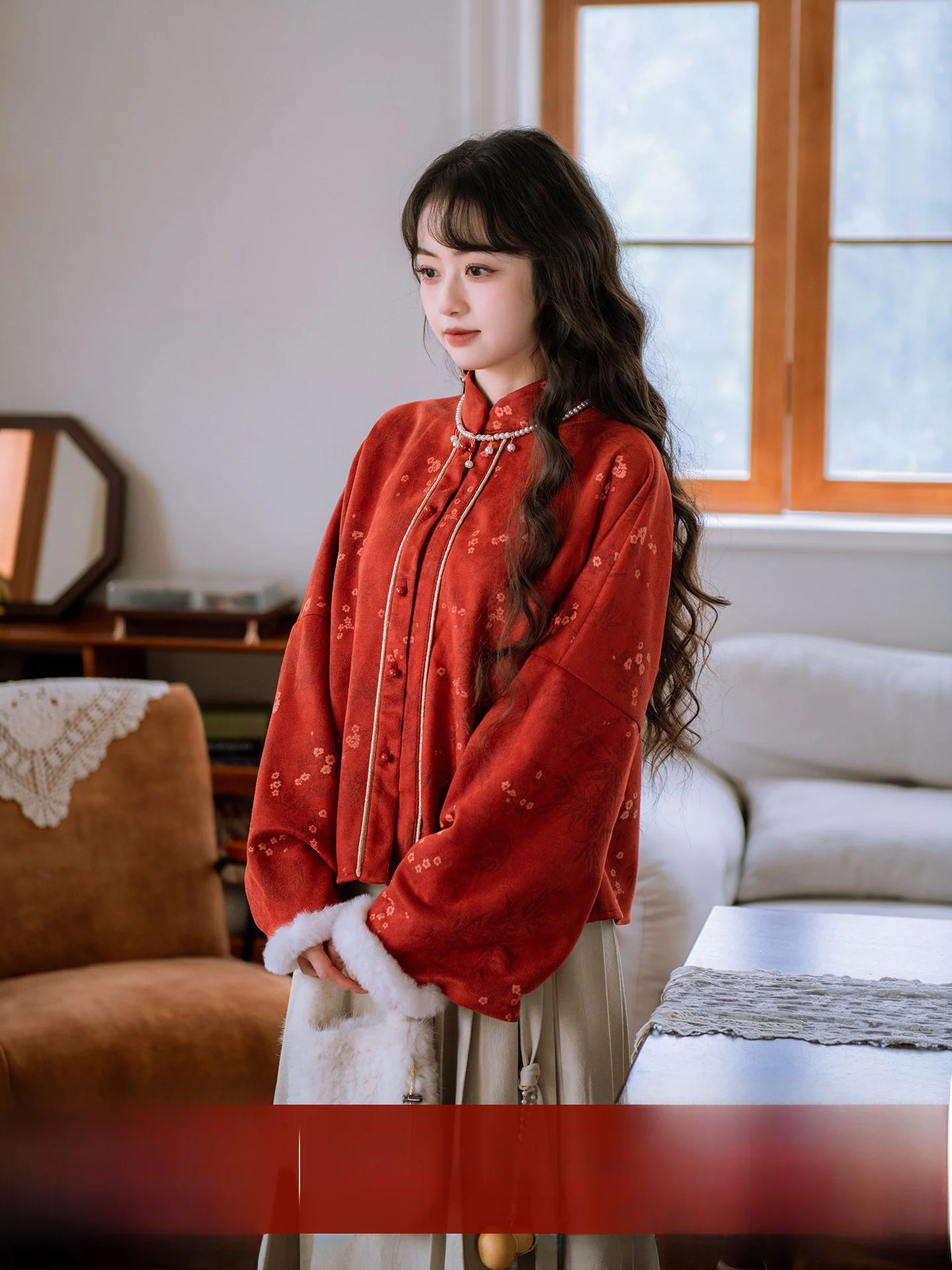 Новогодний праздничный топ из замши с узором из красной сосны и бамбука, в национальном стиле, с юбкой-шлейфом, традиционный китайский дизайн.
Новогодний праздничный топ из замши с узором из красной сосны и бамбука, в национальном стиле, с юбкой-шлейфом, традиционный китайский дизайн.