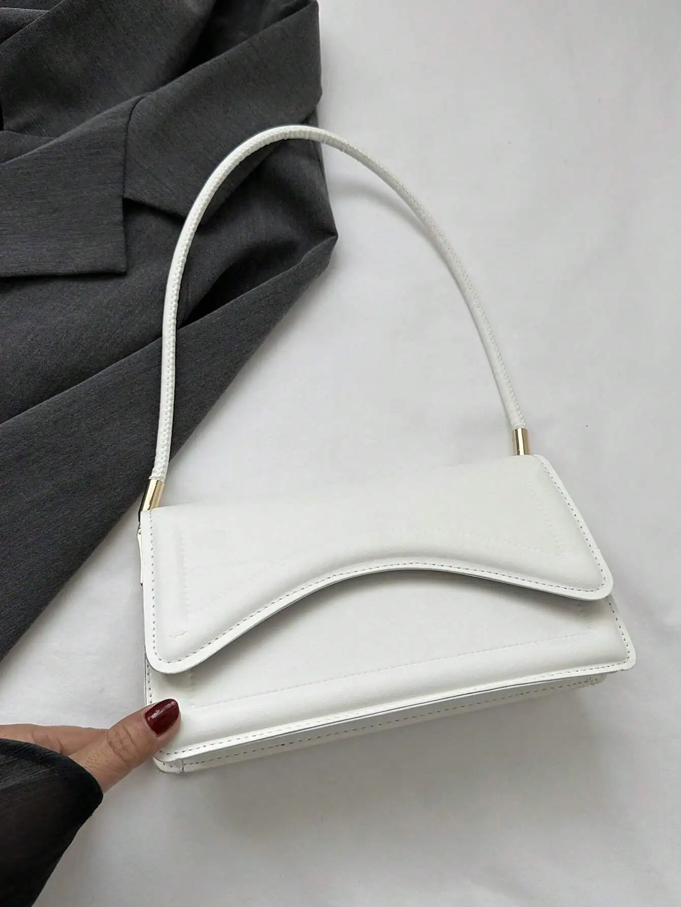Fashionable Solid Color Vintage Simple And Elegant Single-shoulder Bag
Fashionable Solid Color Vintage Simple And Elegant Single-shoulder Bag