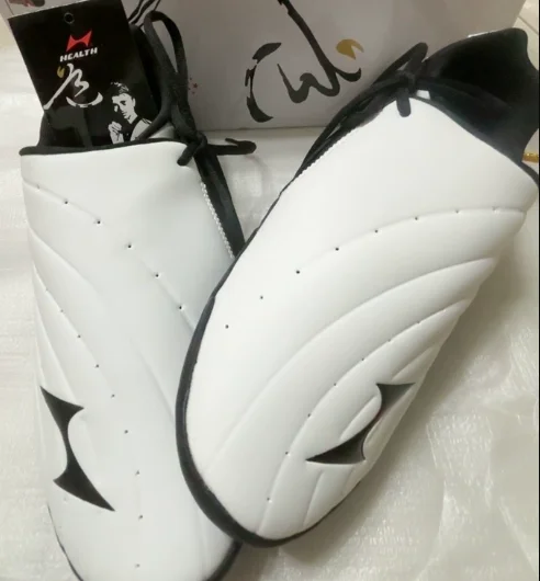 New badminton shoes tennis shoes professional sports men and women unisex sports shoes lightweight table tennis sports shoes
New badminton shoes tennis shoes professional sports men and women unisex sports shoes lightweight table tennis sports shoes