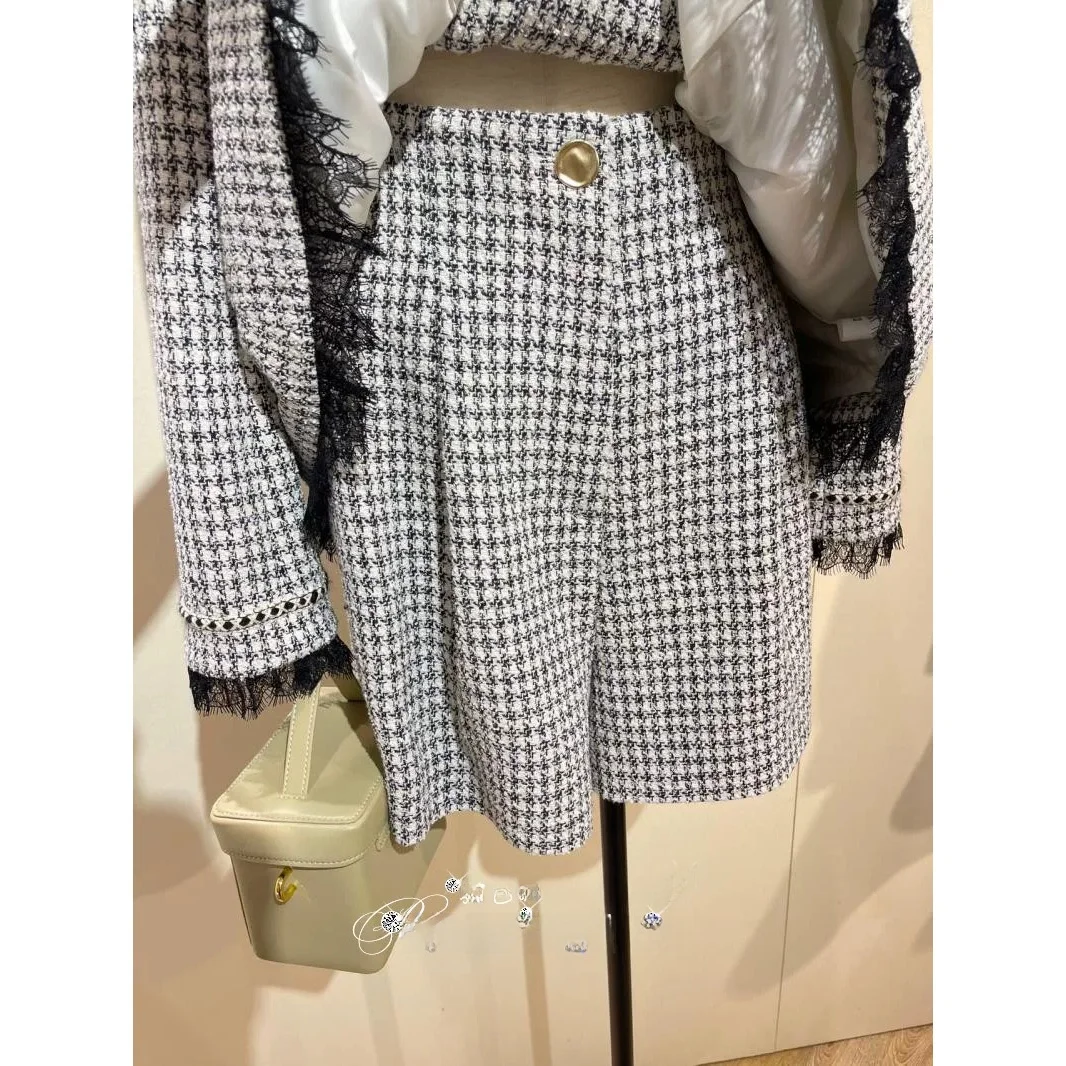 Spring 2026 High Waist Straight Leg Short Pants Coarse Tweed Golden Button Petite A-Line Casual Style Ladies Polyester Fiber
Spring 2026 High Waist Straight Leg Short Pants Coarse Tweed Golden Button Petite A-Line Casual Style Ladies Polyester Fiber