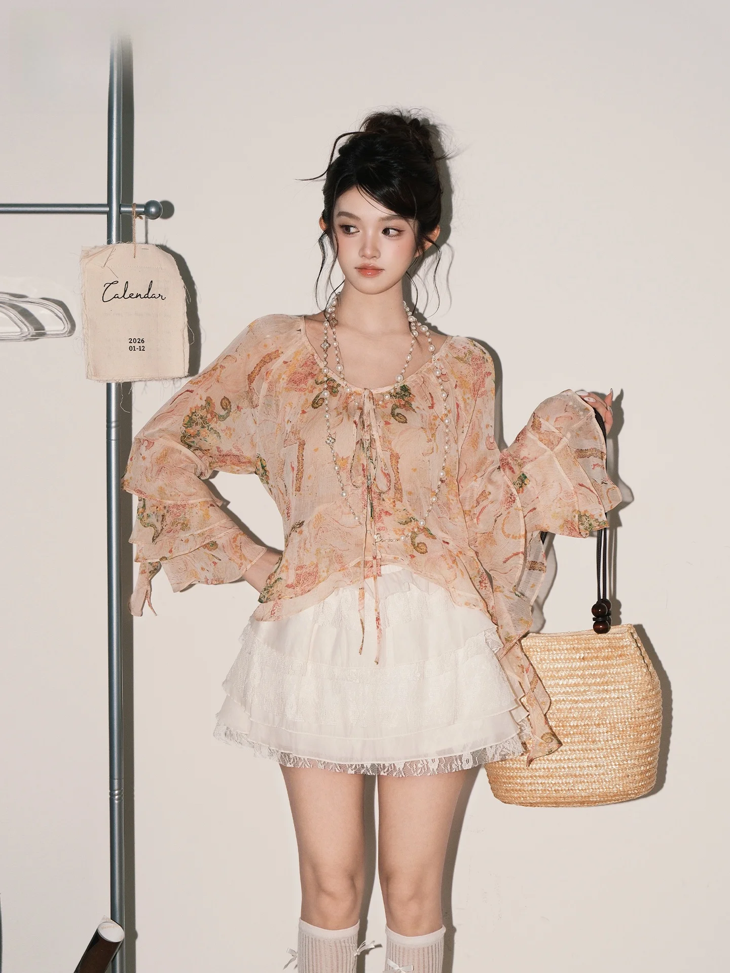 Retro Romantic Style Women's Chiffon Bell Sleeve Shirt Summer Fashionous Floral Casual Loose Fit Short Sleeve Top
Retro Romantic Style Women's Chiffon Bell Sleeve Shirt Summer Fashionous Floral Casual Loose Fit Short Sleeve Top