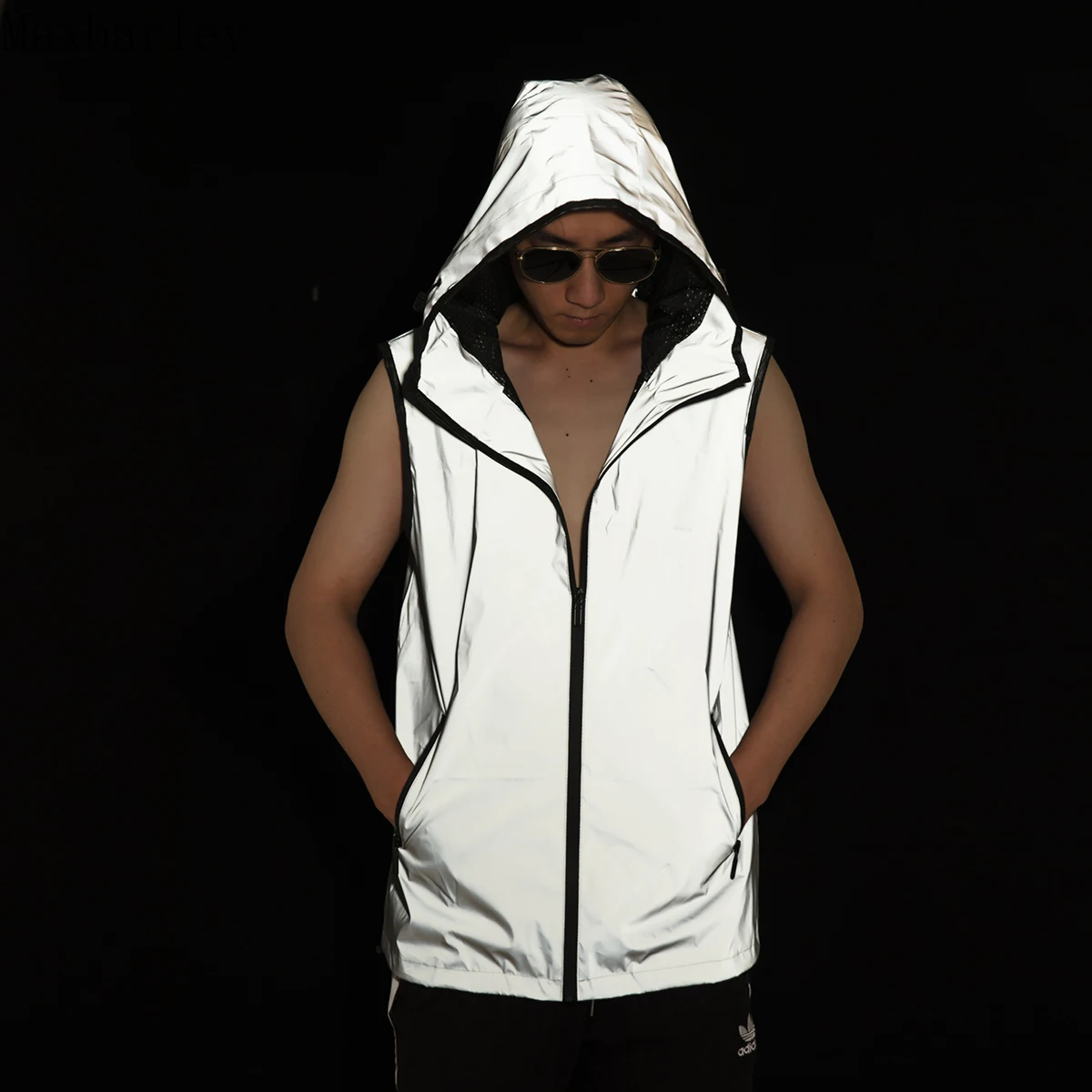 Hip-Hop Reflective Vest Jacket Men's New Autumn Casual Sports Zipper Sleeveless Jacket Male Fashion Clothing Loose Windbreaker
Hip-Hop Reflective Vest Jacket Men's New Autumn Casual Sports Zipper Sleeveless Jacket Male Fashion Clothing Loose Windbreaker
