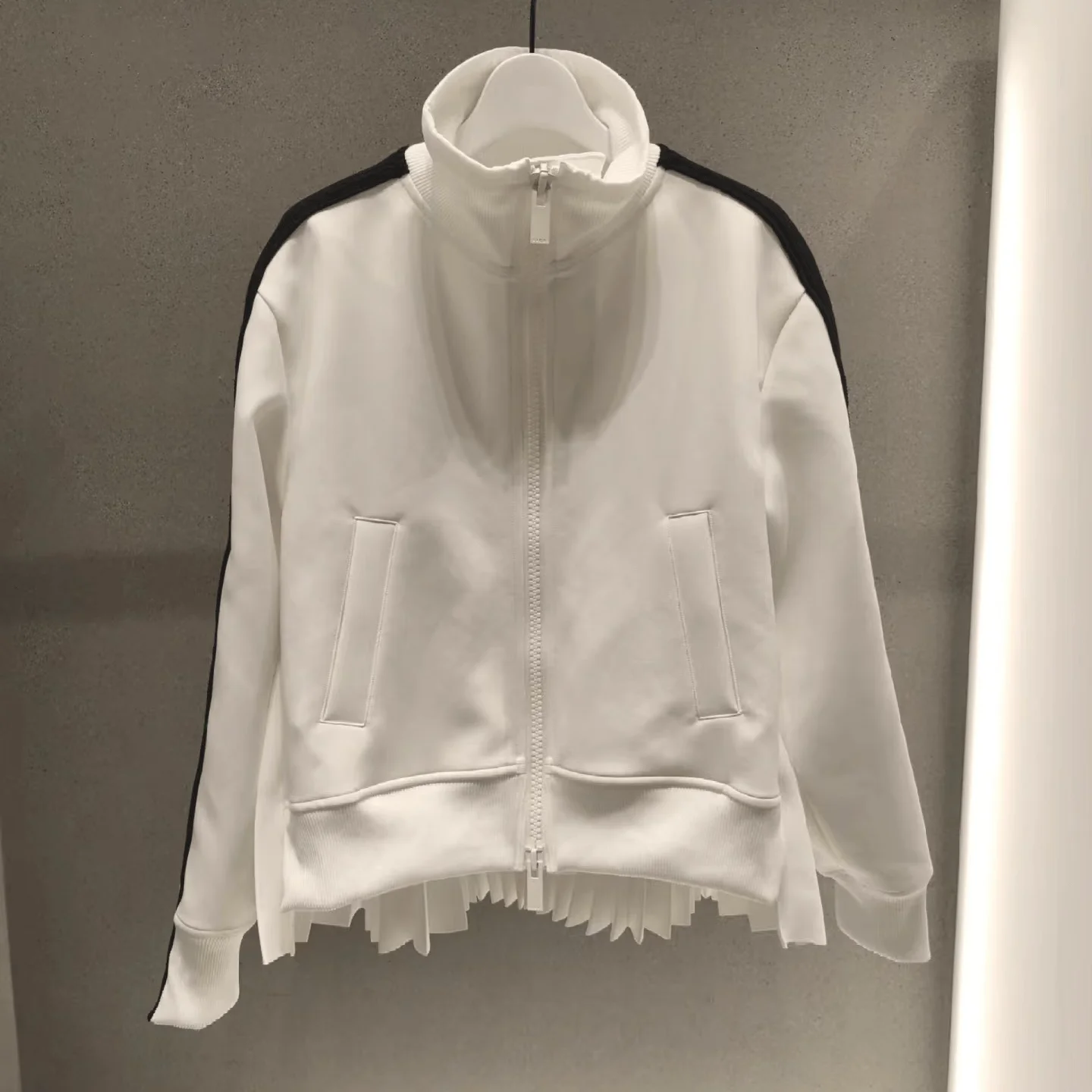 Loose Women's Long Sve Jaet FOG SACAI Japanese Sle Autumn 2024 New Splicing Pleated Ba Design Polyester Cotton Blend
Loose Women's Long Sve Jaet FOG SACAI Japanese Sle Autumn 2024 New Splicing Pleated Ba Design Polyester Cotton Blend