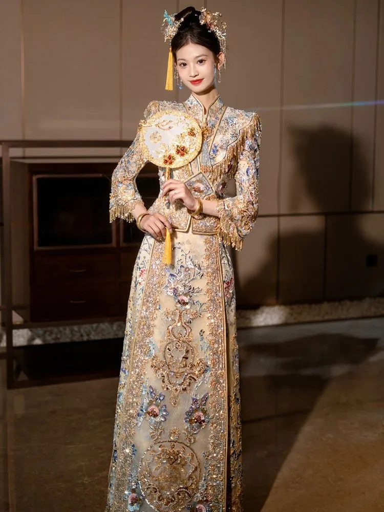 The bride's Chinese-style wedding dress gown toasting heavy industry and female
The bride's Chinese-style wedding dress gown toasting heavy industry and female