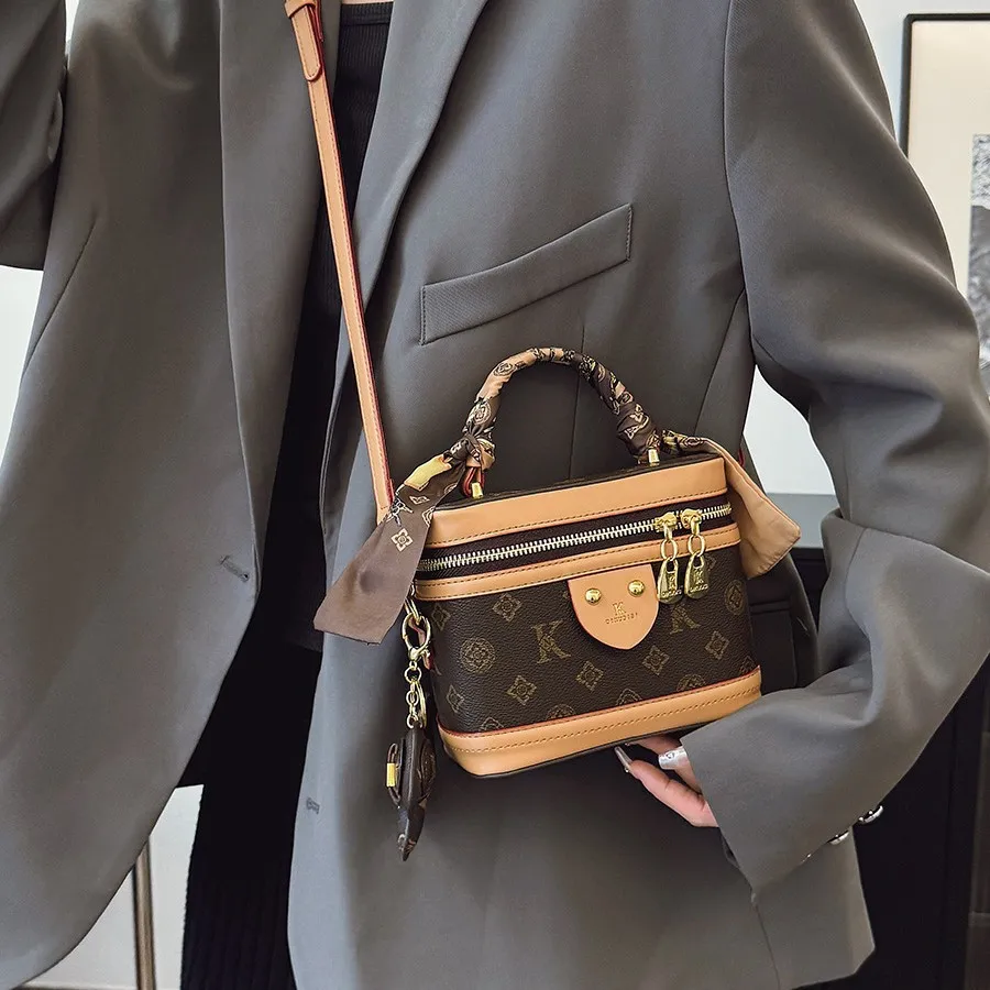 2025 New Monogram Box Bag for Women, Fashion Vintage Shoulder Crossbody Bag, Luxury Stylish Purse, Versatile & Elegant, Free
2025 New Monogram Box Bag for Women, Fashion Vintage Shoulder Crossbody Bag, Luxury Stylish Purse, Versatile & Elegant, Free