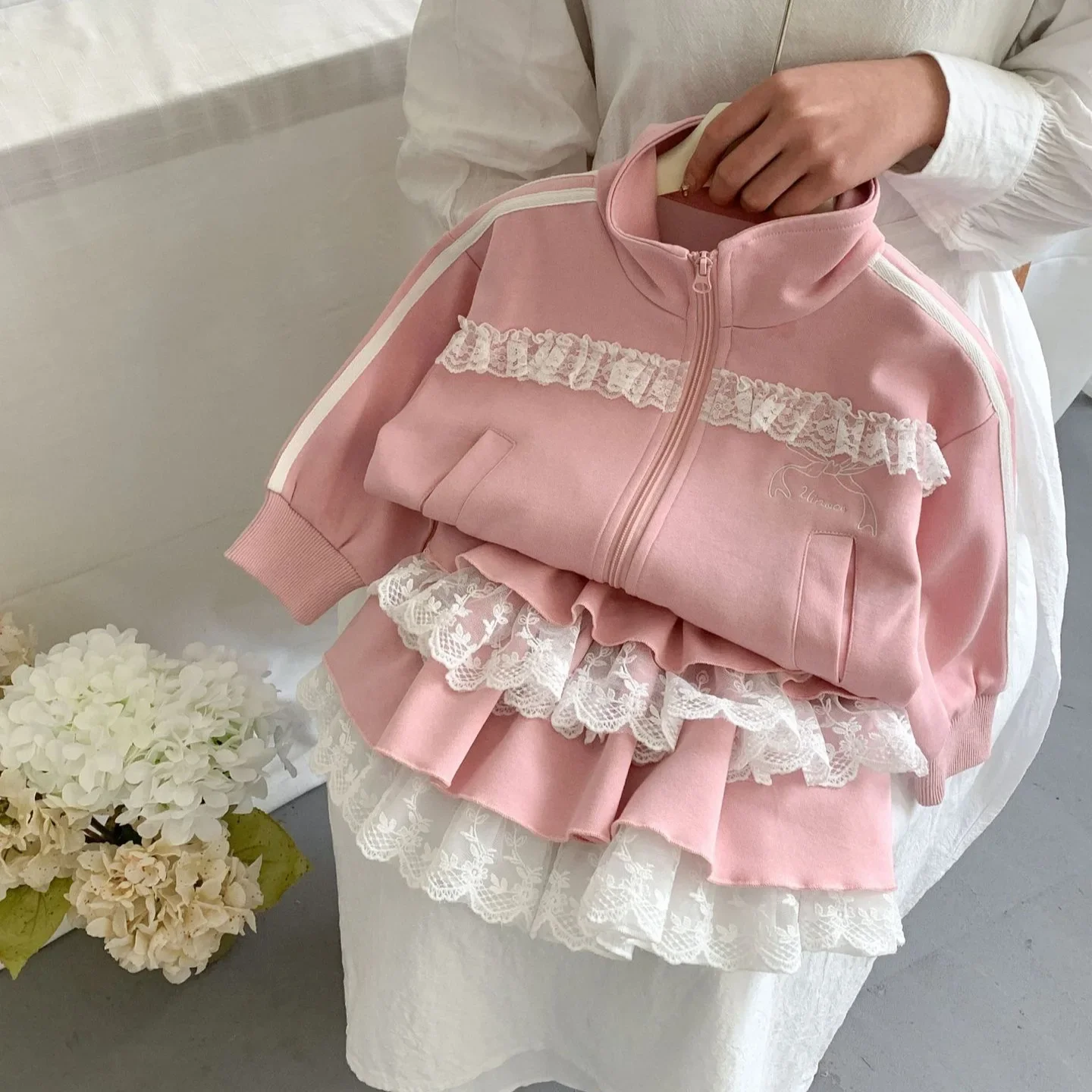 Sweatshirt Coat and Skirt Two Piece Set 2025 Spring New Sweet Bow Sweatshirt Coat Cute Lace Cake Skirt Set
Sweatshirt Coat and Skirt Two Piece Set 2025 Spring New Sweet Bow Sweatshirt Coat Cute Lace Cake Skirt Set