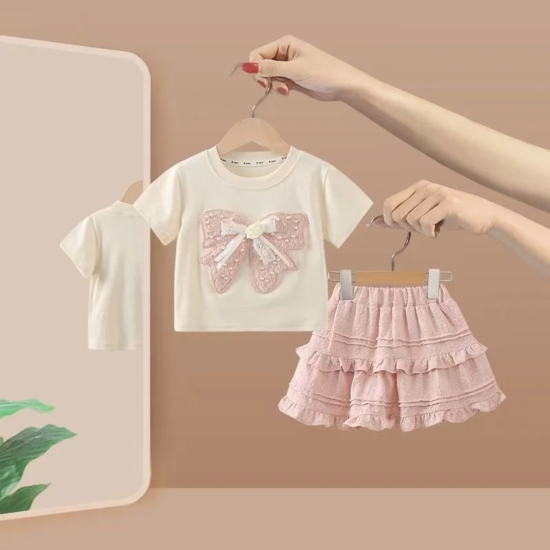 Girls' Summer Set 2025 New Fashionable Baby Girl Bow Children's Short sleeved T-shirt Short skirt Two piece Set Trendy 90-140cm
Girls' Summer Set 2025 New Fashionable Baby Girl Bow Children's Short sleeved T-shirt Short skirt Two piece Set Trendy 90-140cm