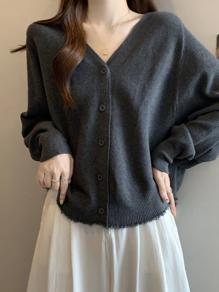Свободный вязаный кардиган с V-образным вырезом для женщин, глубокий вырез, облегающий свитер, топ для похудения, повседневный кардиган на пуговицах, длинный рукав
Свободный вязаный кардиган с V-образным вырезом для женщин, глубокий вырез, облегающий свитер, топ для похудения, повседневный кардиган на пуговицах, длинный рукав
