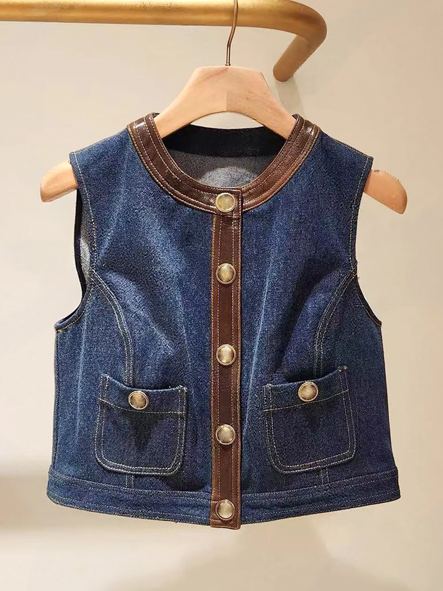 S Home South Oil High End Women's Faion 2025 Autumn New Vintage Patchwork Leather Denim Vest Top Quali Polyester Fiber
S Home South Oil High End Women's Faion 2025 Autumn New Vintage Patchwork Leather Denim Vest Top Quali Polyester Fiber
