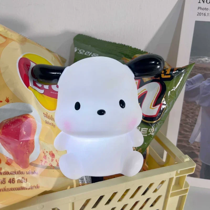 Sanrio новый Kawaii Pochacco ночник девушка сердце мультфильм украшение стола детская виниловая милая прикроватная лампа для спальни подарочные игрушки
Sanrio новый Kawaii Pochacco ночник девушка сердце мультфильм украшение стола детская виниловая милая прикроватная лампа для спальни подарочные игрушки