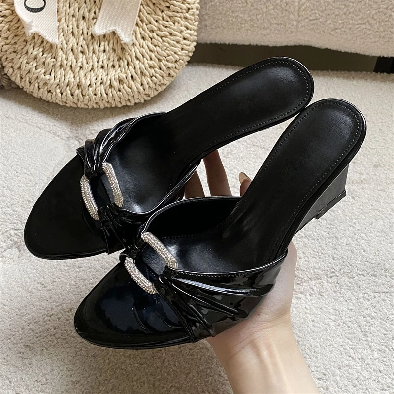Eilyken Fashion Pleated CRYSTAL Square Buckle Patent Leather Women Slippers Designer Wedges High Heels Party Shoes
Eilyken Fashion Pleated CRYSTAL Square Buckle Patent Leather Women Slippers Designer Wedges High Heels Party Shoes